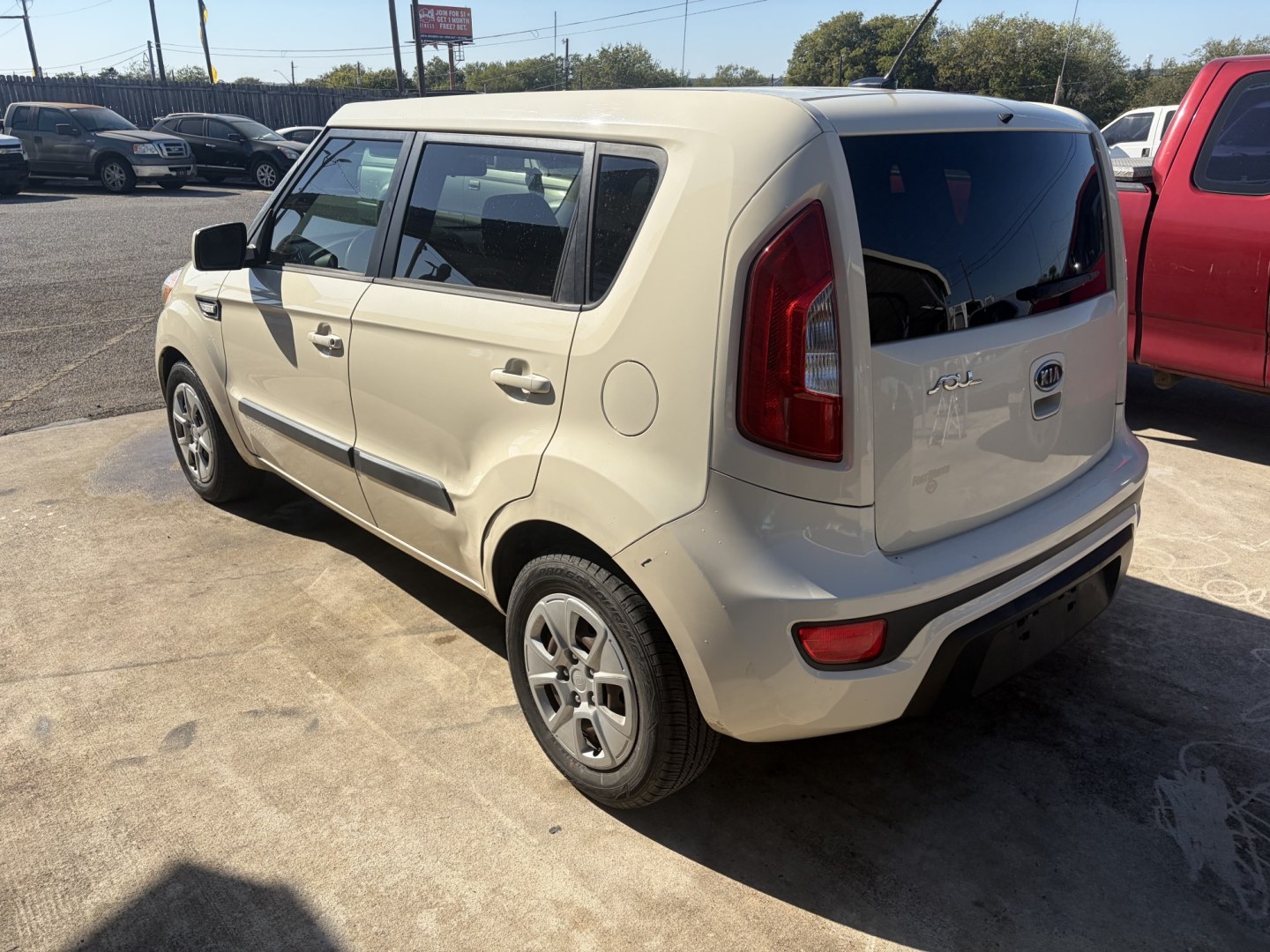 2012 White Kia Soul Base (KNDJT2A50C7) with an 1.6L L4 DOHC 16V engine, 5-Speed Manual transmission, located at 1687 Business 35 S, New Braunfels, TX, 78130, (830) 625-7159, 29.655487, -98.051491- Photo#8