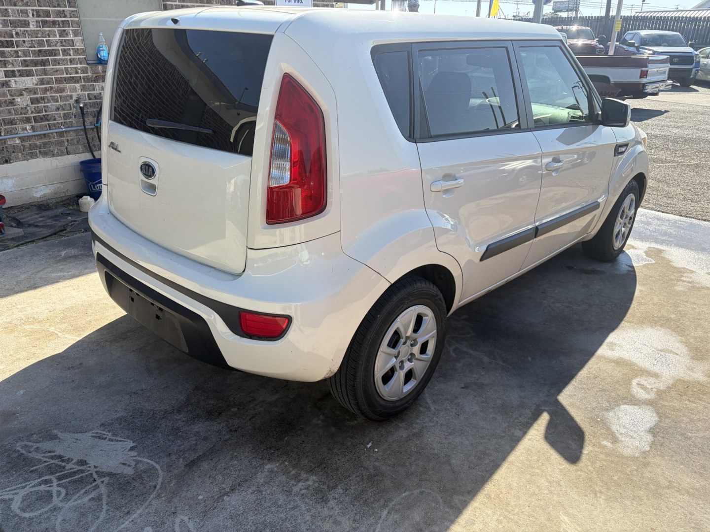2012 White Kia Soul Base (KNDJT2A50C7) with an 1.6L L4 DOHC 16V engine, 5-Speed Manual transmission, located at 1687 Business 35 S, New Braunfels, TX, 78130, (830) 625-7159, 29.655487, -98.051491- Photo#7