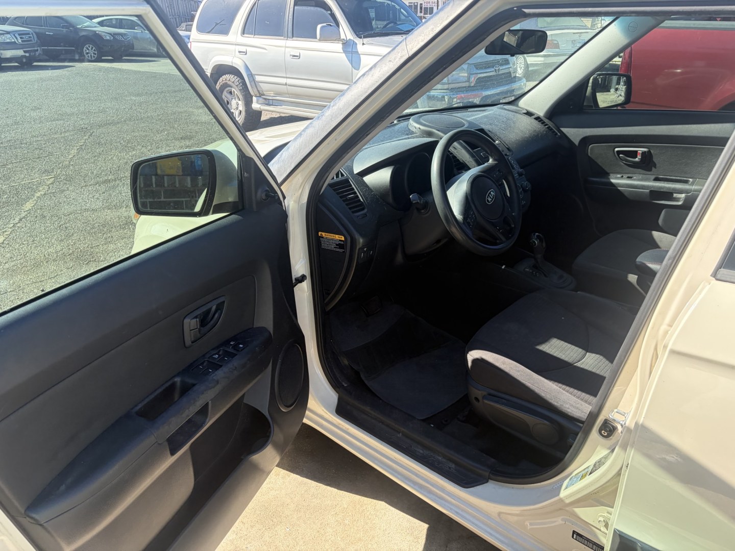 2012 White Kia Soul Base (KNDJT2A50C7) with an 1.6L L4 DOHC 16V engine, 5-Speed Manual transmission, located at 1687 Business 35 S, New Braunfels, TX, 78130, (830) 625-7159, 29.655487, -98.051491- Photo#10