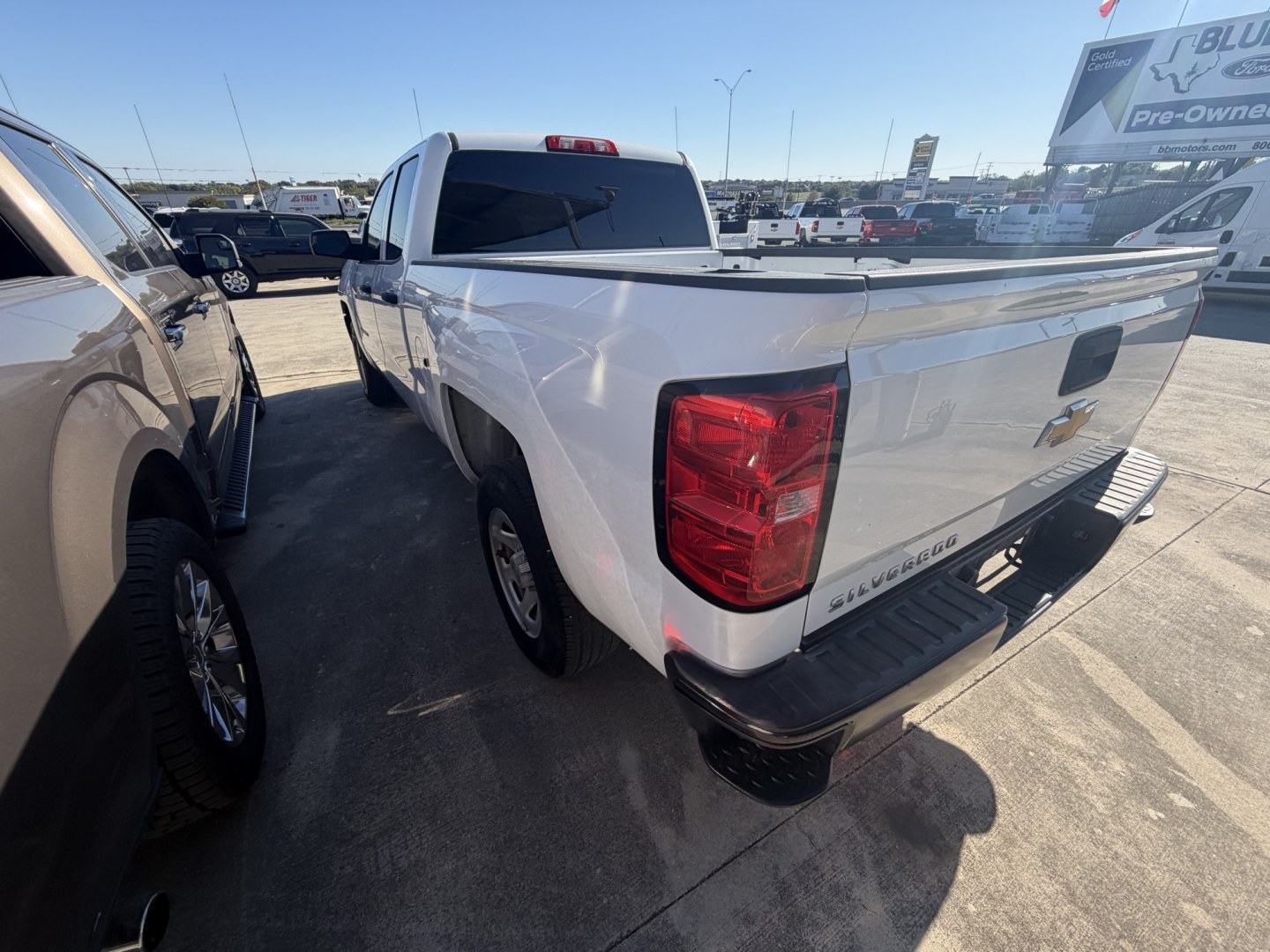 2017 White Chevrolet Silverado 1500 Work Truck Double Cab 2WD (1GCRCNEH9HZ) with an 4.3L V6 OHV 12V engine, 6A transmission, located at 1687 Business 35 S, New Braunfels, TX, 78130, (830) 625-7159, 29.655487, -98.051491- Photo#8