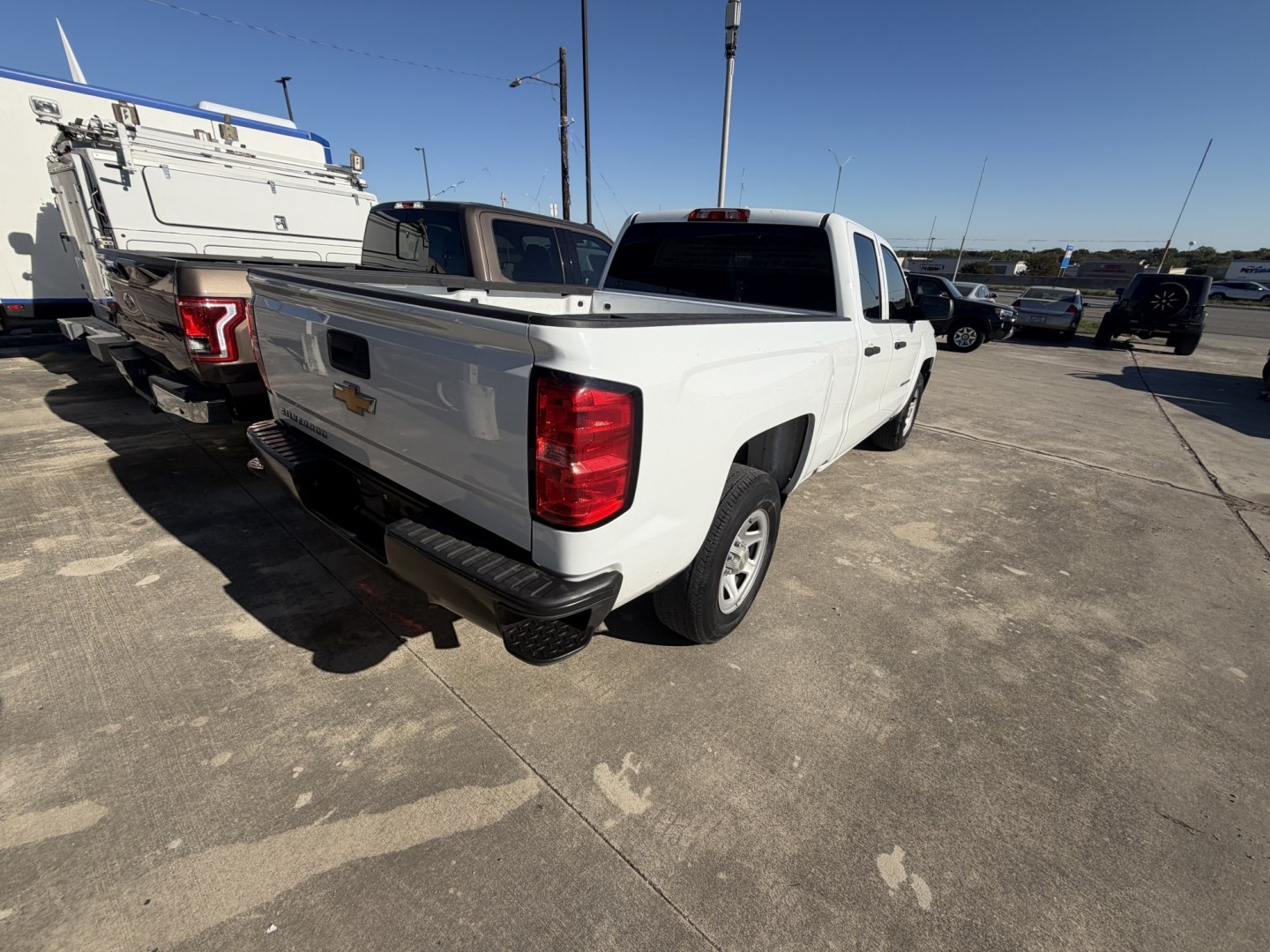 2017 White Chevrolet Silverado 1500 Work Truck Double Cab 2WD (1GCRCNEH9HZ) with an 4.3L V6 OHV 12V engine, 6A transmission, located at 1687 Business 35 S, New Braunfels, TX, 78130, (830) 625-7159, 29.655487, -98.051491- Photo#7
