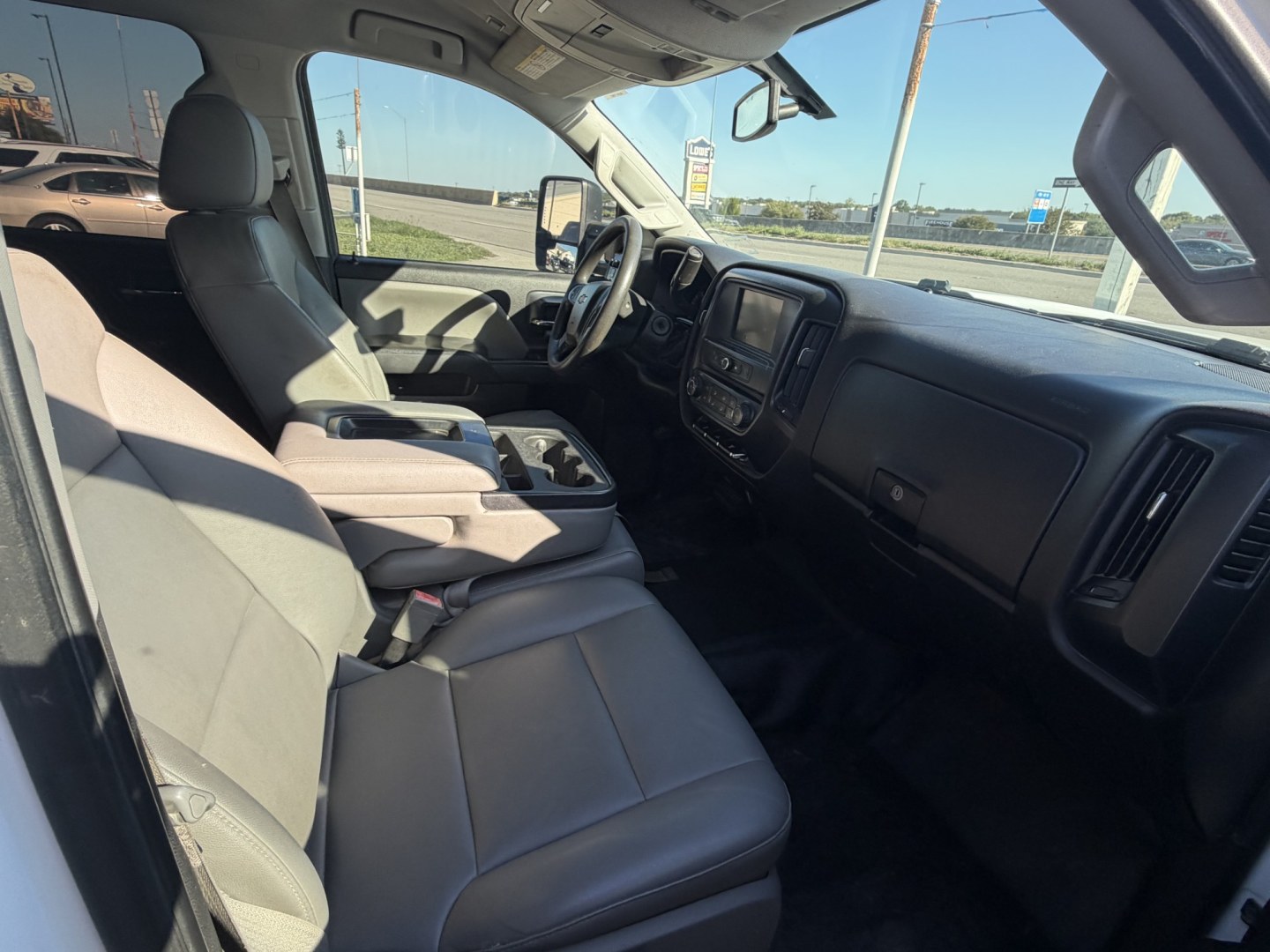 2016 White Chevrolet Silverado 2500HD Work Truck Crew Cab 2WD (1GC1CUE85GF) with an 6.6L V8 OHV 32V TURBO DIESEL engine, 6A transmission, located at 1687 Business 35 S, New Braunfels, TX, 78130, (830) 625-7159, 29.655487, -98.051491- Photo#2