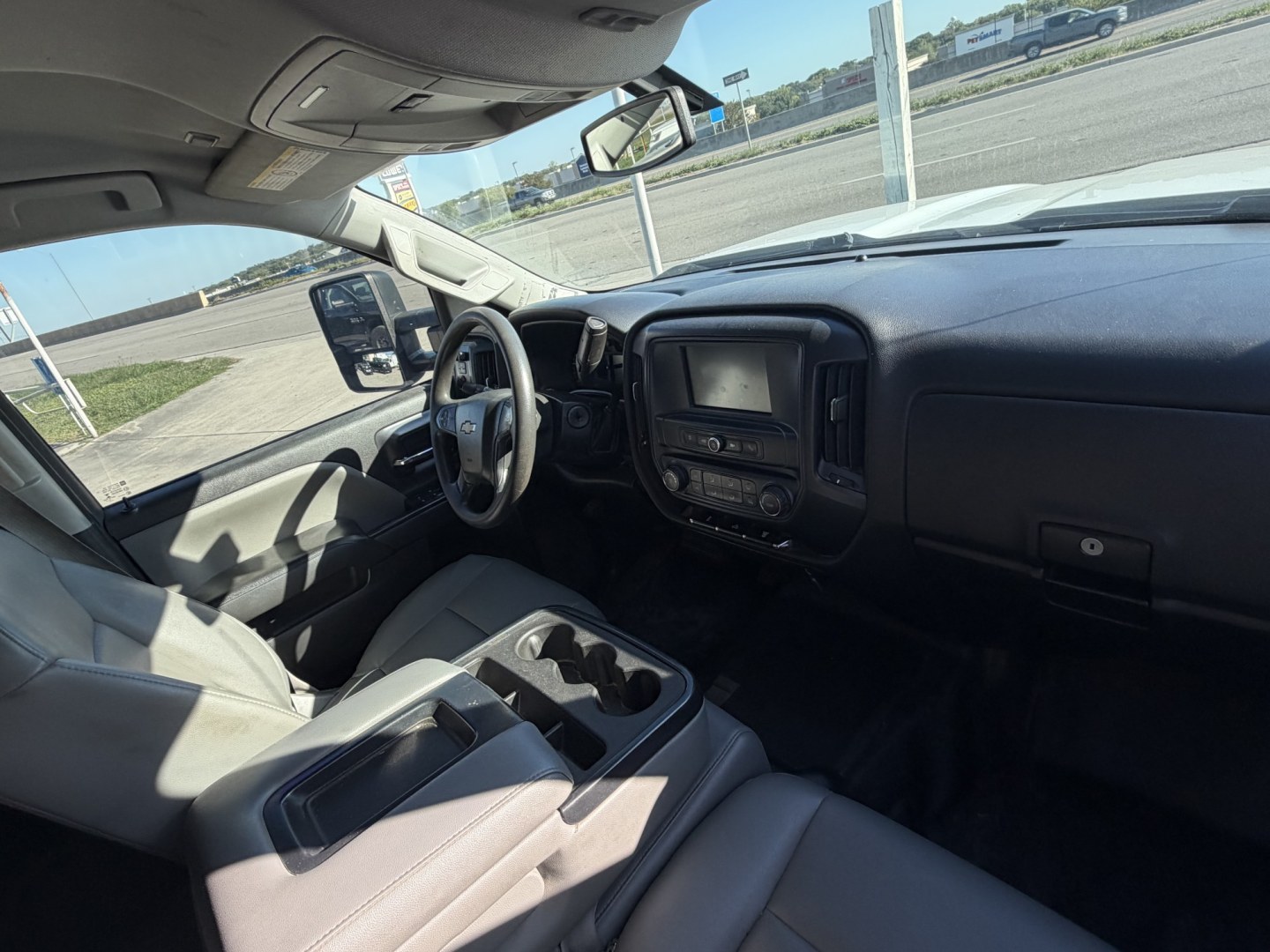2016 White Chevrolet Silverado 2500HD Work Truck Crew Cab 2WD (1GC1CUE85GF) with an 6.6L V8 OHV 32V TURBO DIESEL engine, 6A transmission, located at 1687 Business 35 S, New Braunfels, TX, 78130, (830) 625-7159, 29.655487, -98.051491- Photo#3