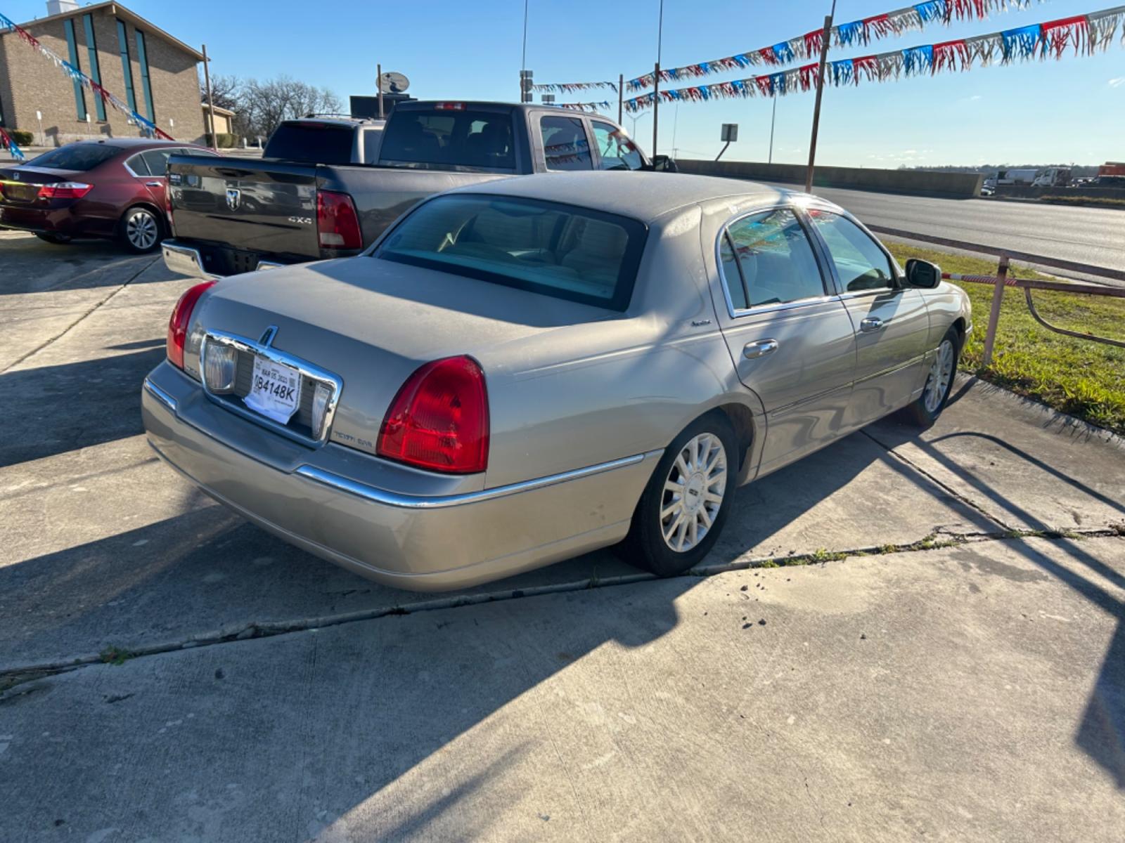 2007 Tan Lincoln Town Car Signature (1LNHM81V87Y) with an 4.6L V8 SOHC 16V FFV engine, 4-Speed Automatic Overdrive transmission, located at 1687 Business 35 S, New Braunfels, TX, 78130, (830) 625-7159, 29.655487, -98.051491 - Photo #2