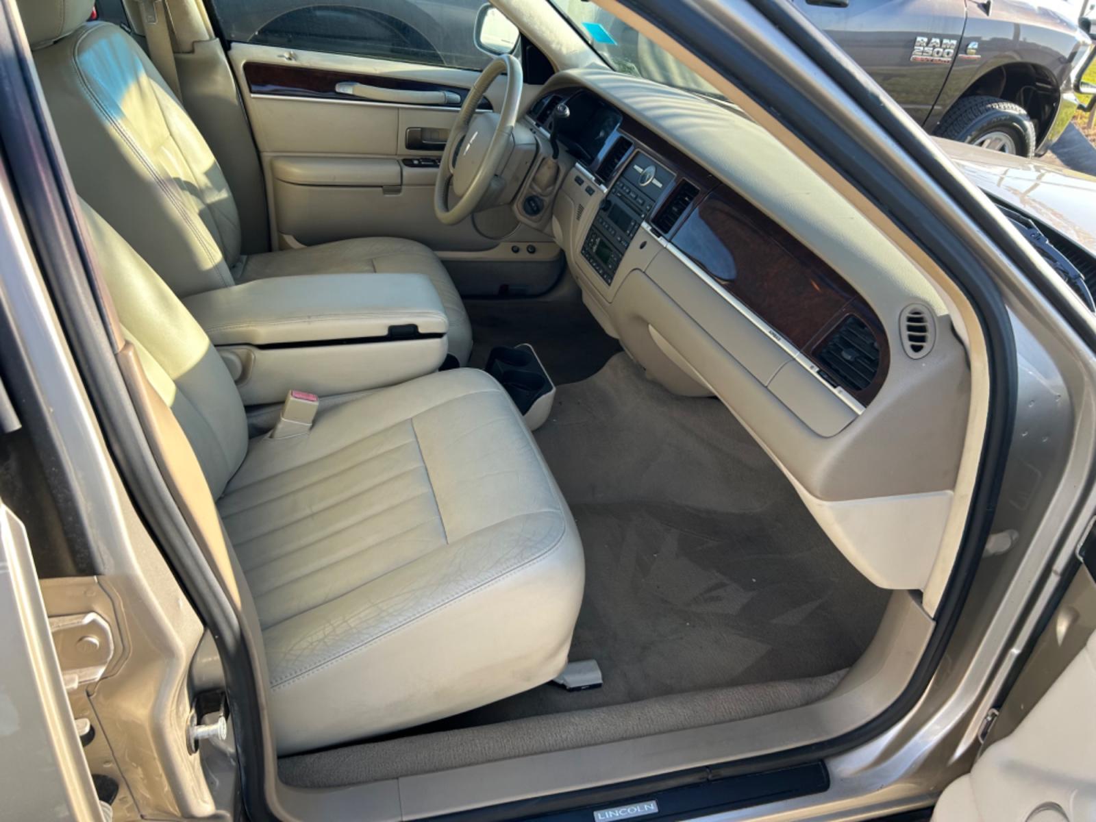2007 Tan Lincoln Town Car Signature (1LNHM81V87Y) with an 4.6L V8 SOHC 16V FFV engine, 4-Speed Automatic Overdrive transmission, located at 1687 Business 35 S, New Braunfels, TX, 78130, (830) 625-7159, 29.655487, -98.051491 - Photo #13