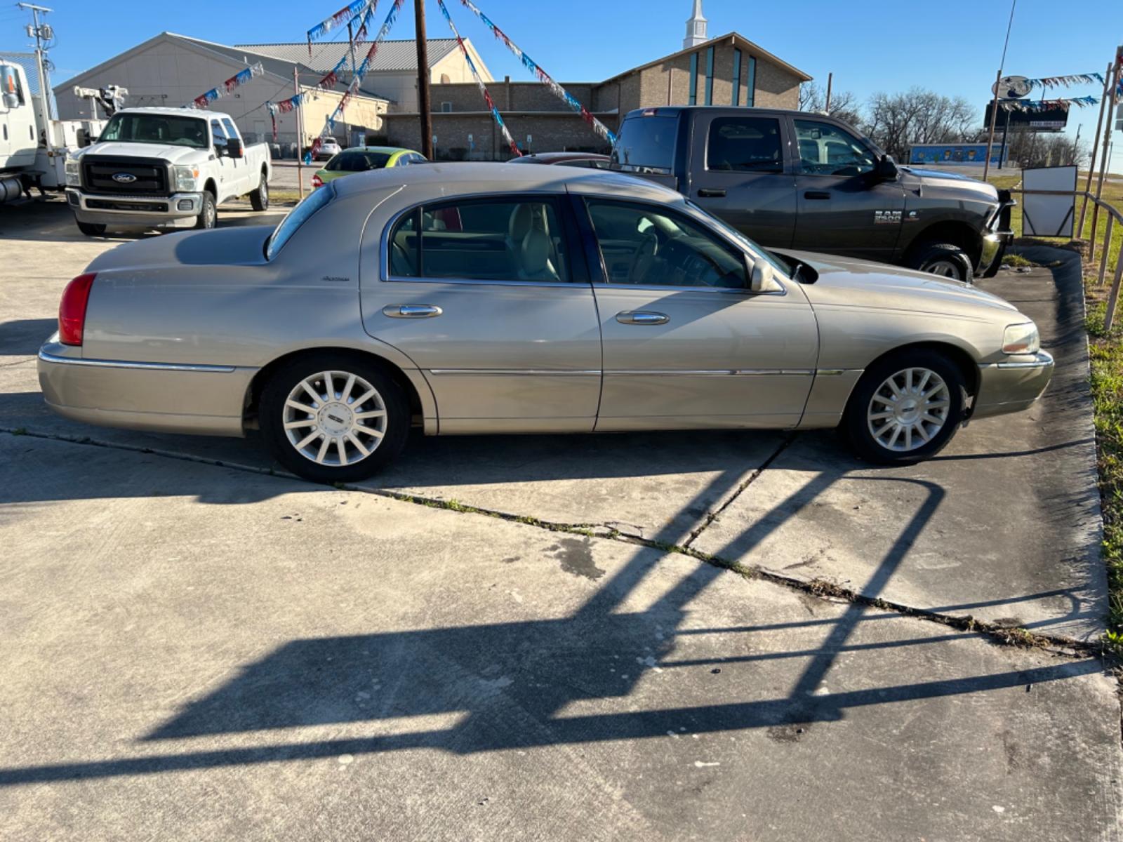 2007 Tan Lincoln Town Car Signature (1LNHM81V87Y) with an 4.6L V8 SOHC 16V FFV engine, 4-Speed Automatic Overdrive transmission, located at 1687 Business 35 S, New Braunfels, TX, 78130, (830) 625-7159, 29.655487, -98.051491 - Photo #1