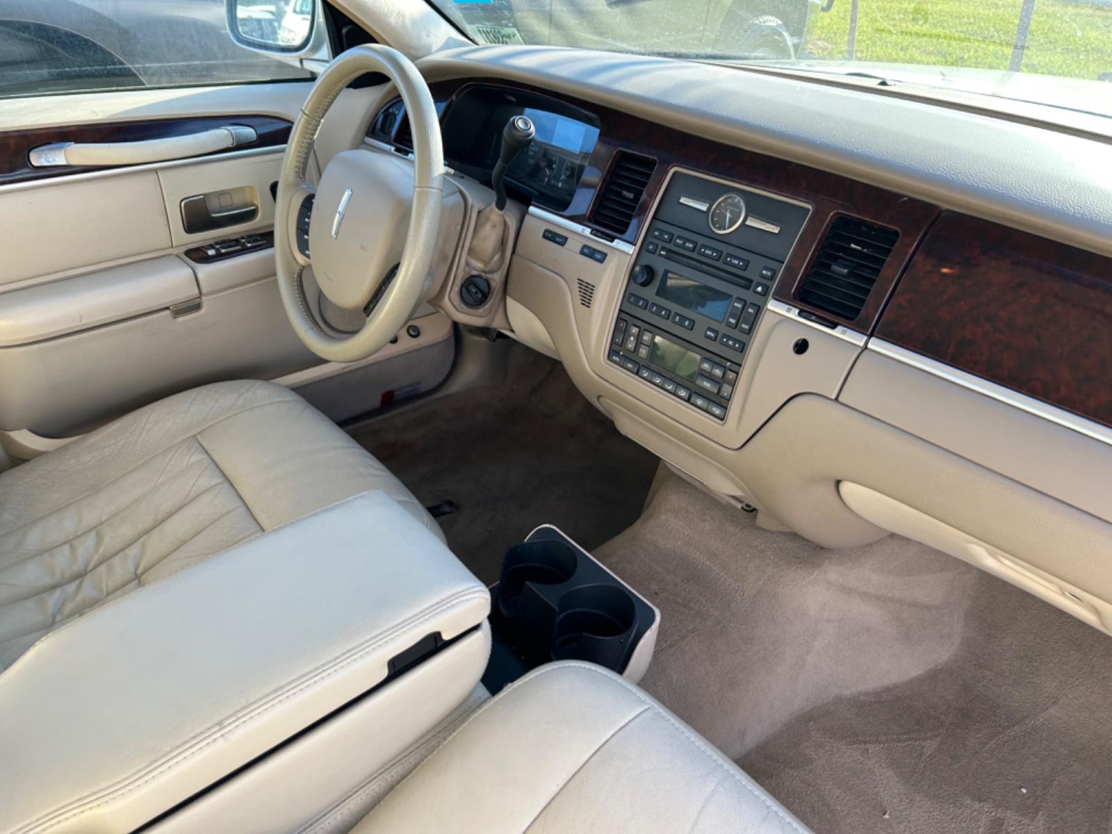 2007 Tan Lincoln Town Car Signature (1LNHM81V87Y) with an 4.6L V8 SOHC 16V FFV engine, 4-Speed Automatic Overdrive transmission, located at 1687 Business 35 S, New Braunfels, TX, 78130, (830) 625-7159, 29.655487, -98.051491 - Photo #15