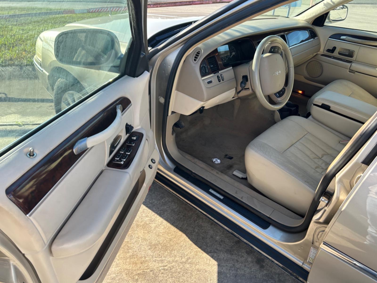 2007 Tan Lincoln Town Car Signature (1LNHM81V87Y) with an 4.6L V8 SOHC 16V FFV engine, 4-Speed Automatic Overdrive transmission, located at 1687 Business 35 S, New Braunfels, TX, 78130, (830) 625-7159, 29.655487, -98.051491 - Photo #3