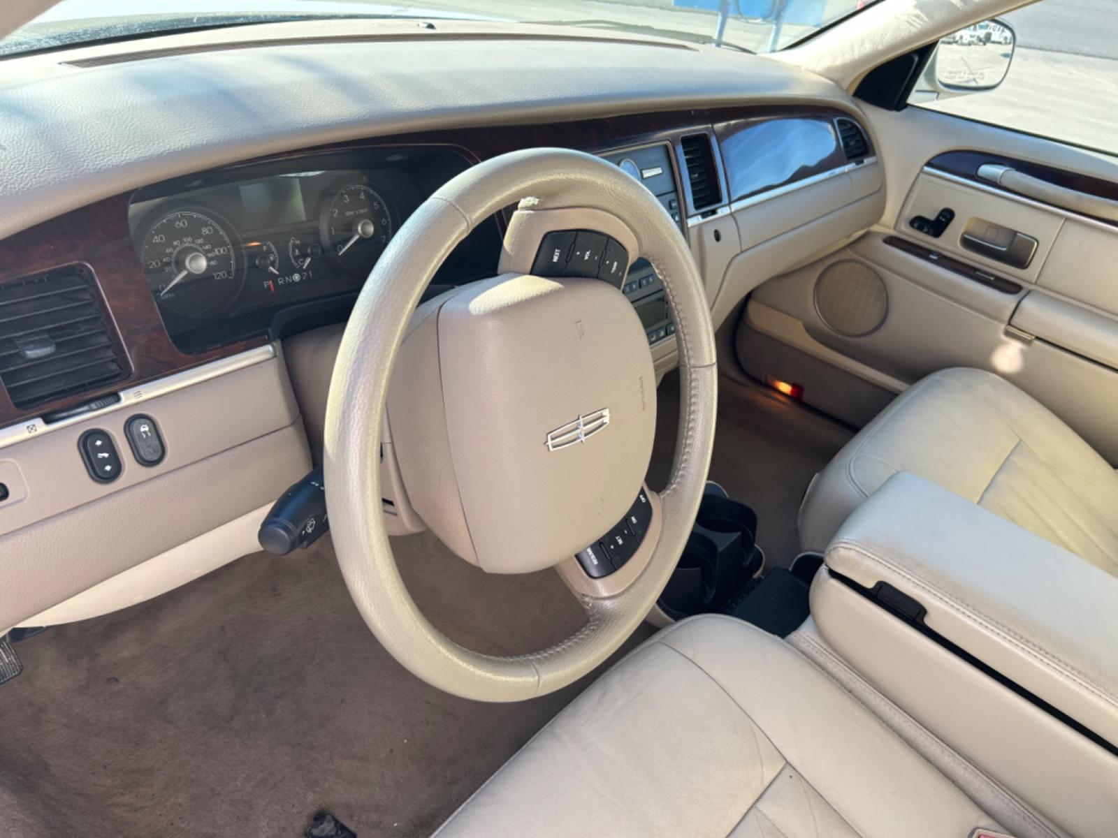 2007 Tan Lincoln Town Car Signature (1LNHM81V87Y) with an 4.6L V8 SOHC 16V FFV engine, 4-Speed Automatic Overdrive transmission, located at 1687 Business 35 S, New Braunfels, TX, 78130, (830) 625-7159, 29.655487, -98.051491 - Photo #4