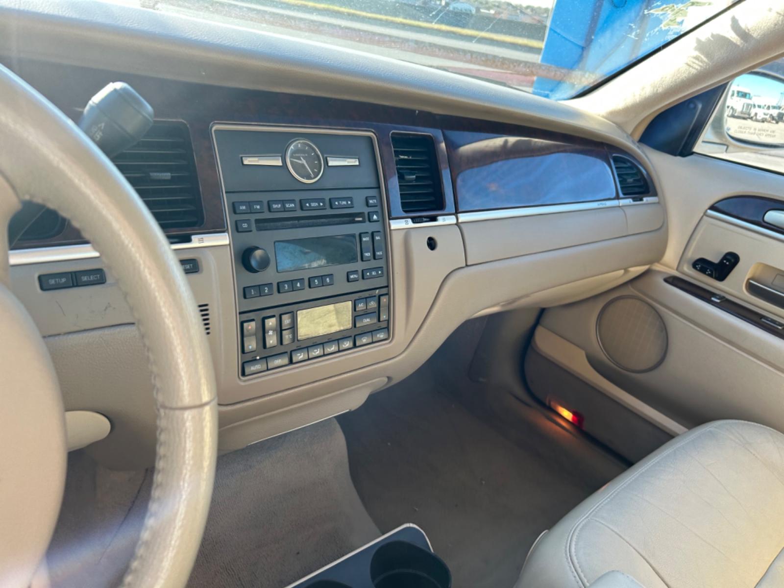 2007 Tan Lincoln Town Car Signature (1LNHM81V87Y) with an 4.6L V8 SOHC 16V FFV engine, 4-Speed Automatic Overdrive transmission, located at 1687 Business 35 S, New Braunfels, TX, 78130, (830) 625-7159, 29.655487, -98.051491 - Photo #5