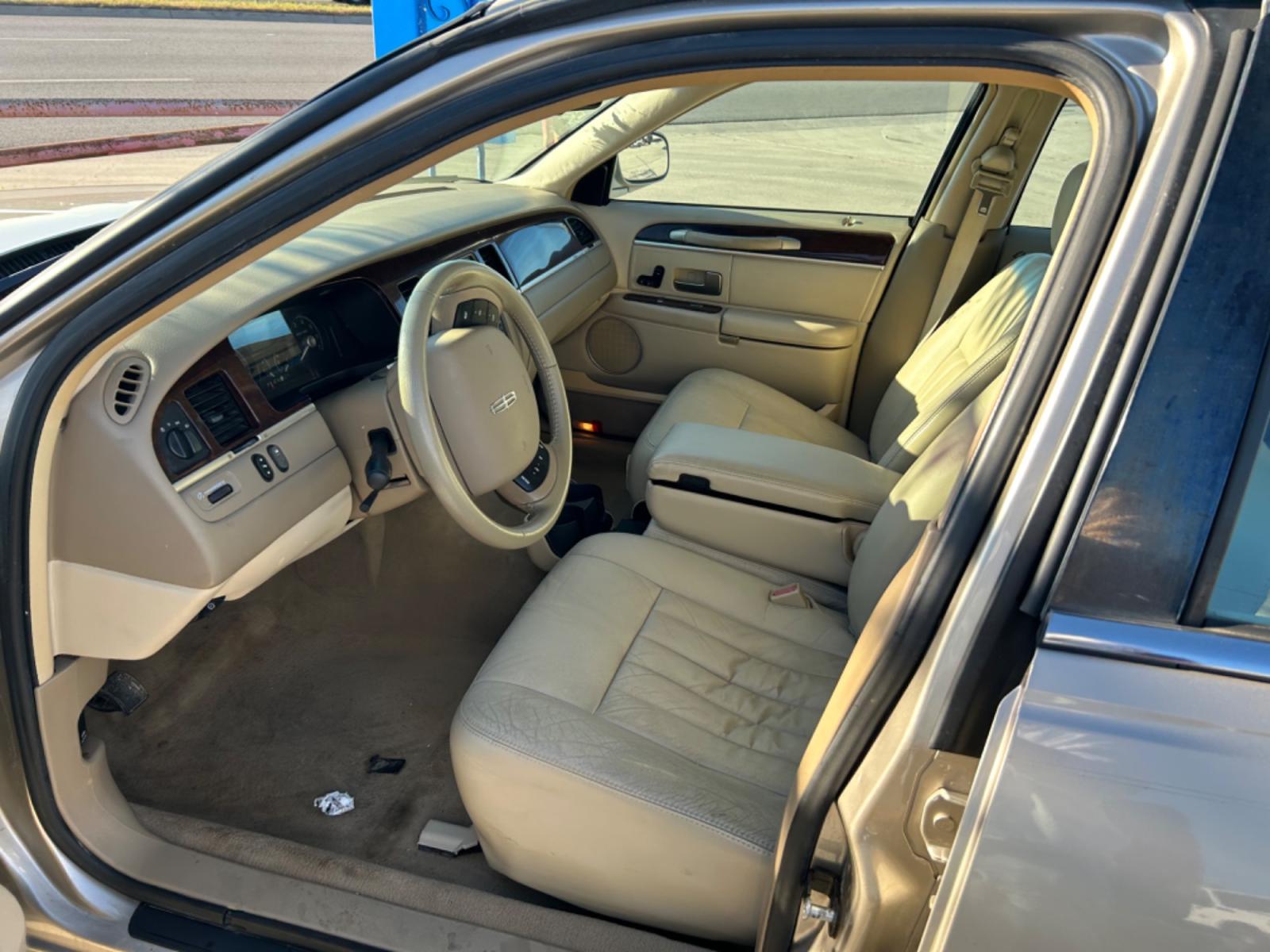 2007 Tan Lincoln Town Car Signature (1LNHM81V87Y) with an 4.6L V8 SOHC 16V FFV engine, 4-Speed Automatic Overdrive transmission, located at 1687 Business 35 S, New Braunfels, TX, 78130, (830) 625-7159, 29.655487, -98.051491 - Photo #6