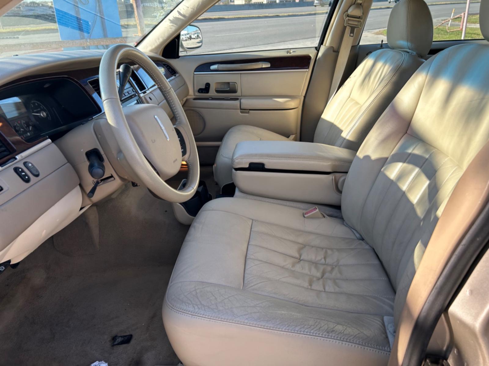 2007 Tan Lincoln Town Car Signature (1LNHM81V87Y) with an 4.6L V8 SOHC 16V FFV engine, 4-Speed Automatic Overdrive transmission, located at 1687 Business 35 S, New Braunfels, TX, 78130, (830) 625-7159, 29.655487, -98.051491 - Photo #7