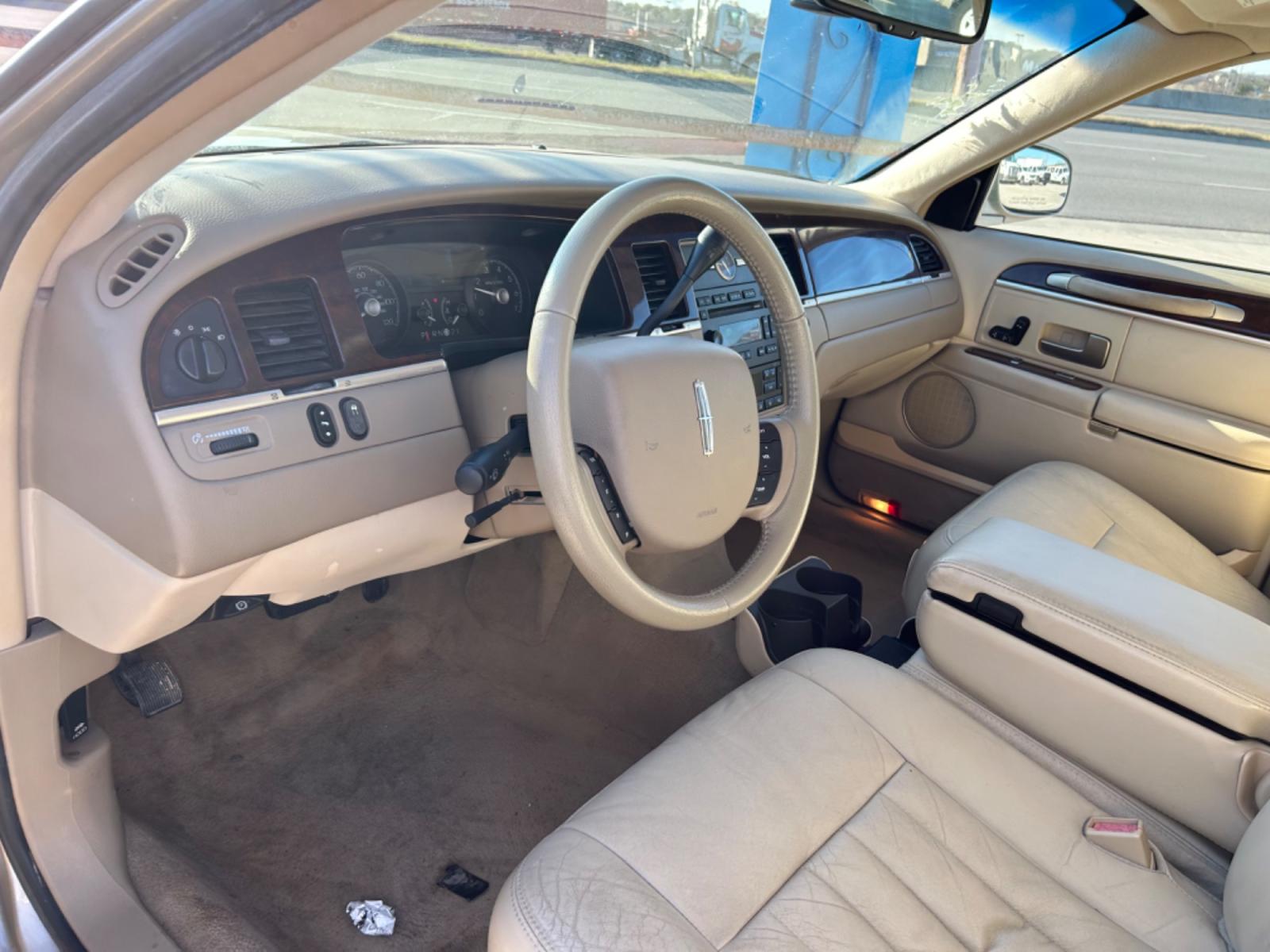 2007 Tan Lincoln Town Car Signature (1LNHM81V87Y) with an 4.6L V8 SOHC 16V FFV engine, 4-Speed Automatic Overdrive transmission, located at 1687 Business 35 S, New Braunfels, TX, 78130, (830) 625-7159, 29.655487, -98.051491 - Photo #8