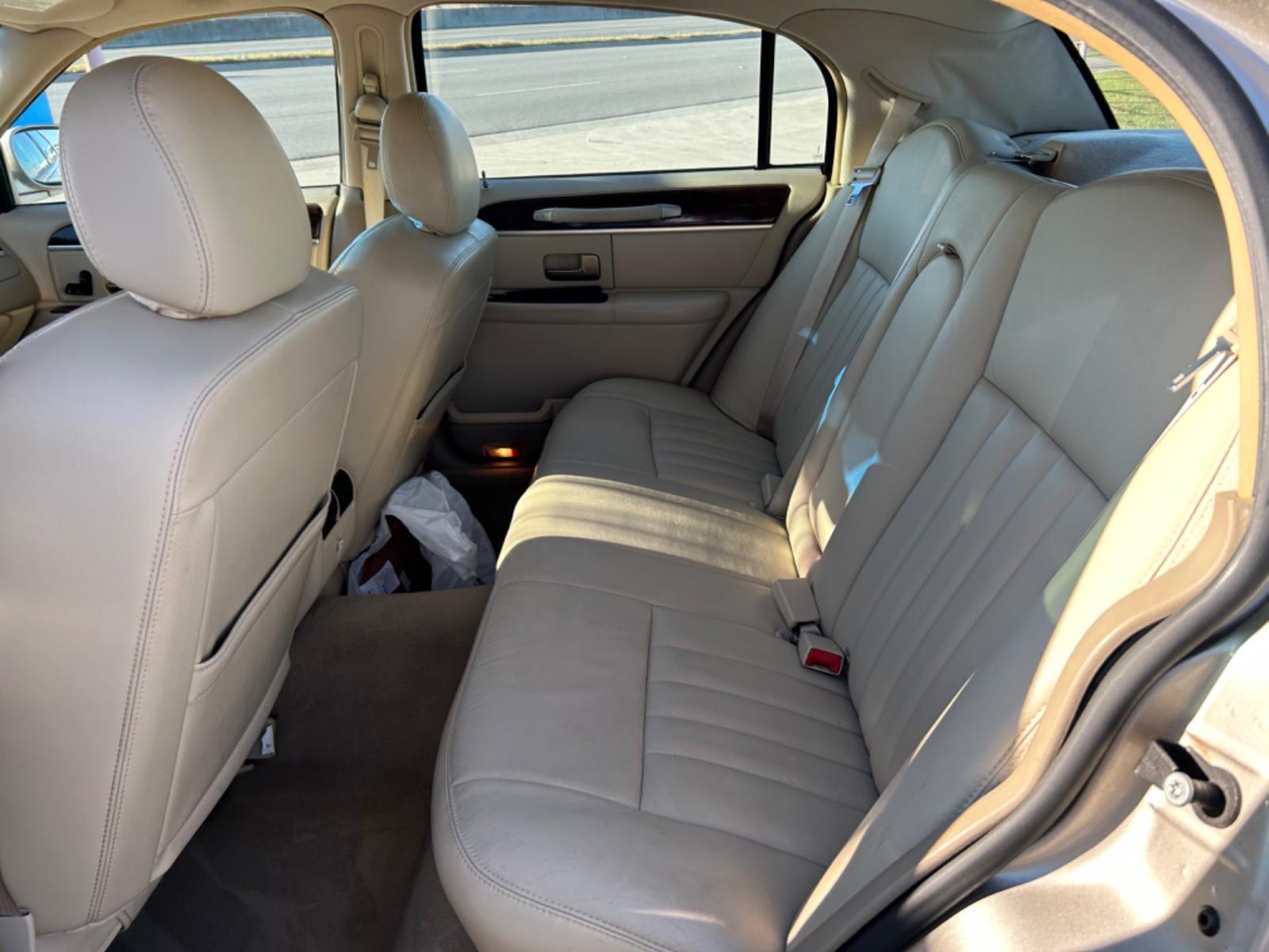 2007 Tan Lincoln Town Car Signature (1LNHM81V87Y) with an 4.6L V8 SOHC 16V FFV engine, 4-Speed Automatic Overdrive transmission, located at 1687 Business 35 S, New Braunfels, TX, 78130, (830) 625-7159, 29.655487, -98.051491 - Photo #9