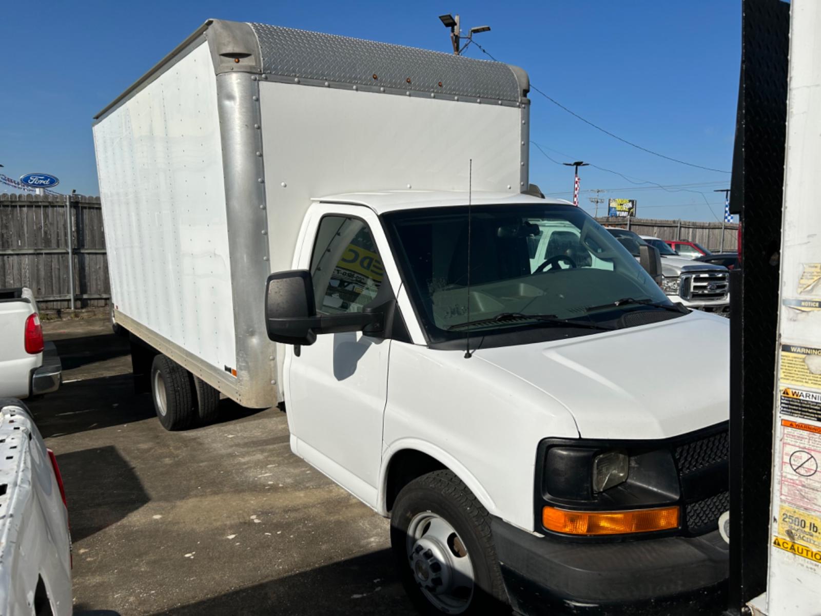 2017 White Chevrolet Express G3500 159" (1GB3GSCG8H1) with an 6.0L V8 OHV 16V FFV engine, 6A transmission, located at 1687 Business 35 S, New Braunfels, TX, 78130, (830) 625-7159, 29.655487, -98.051491 - Photo #4