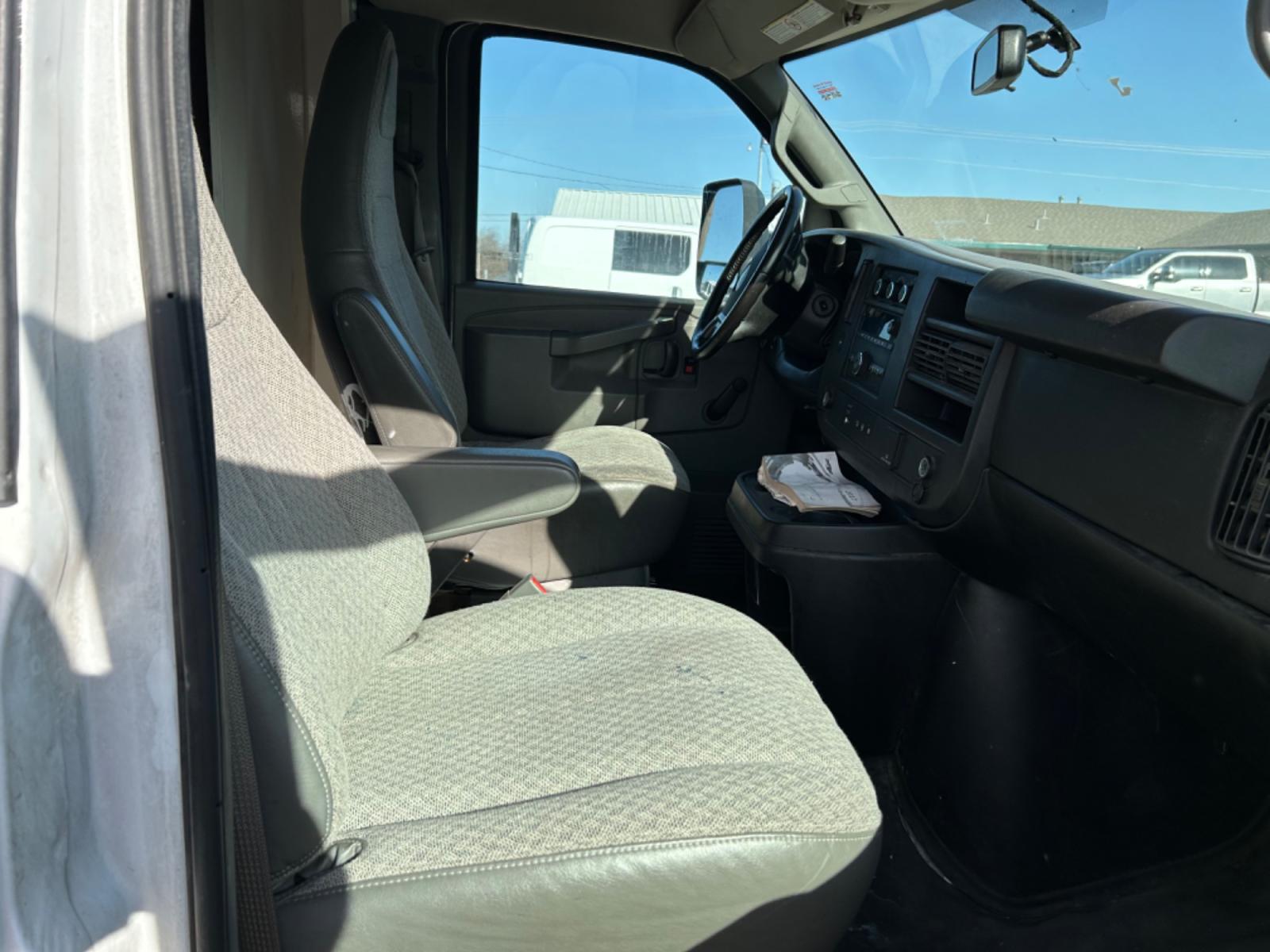 2017 White Chevrolet Express G3500 159" (1GB3GSCG8H1) with an 6.0L V8 OHV 16V FFV engine, 6A transmission, located at 1687 Business 35 S, New Braunfels, TX, 78130, (830) 625-7159, 29.655487, -98.051491 - Photo #5