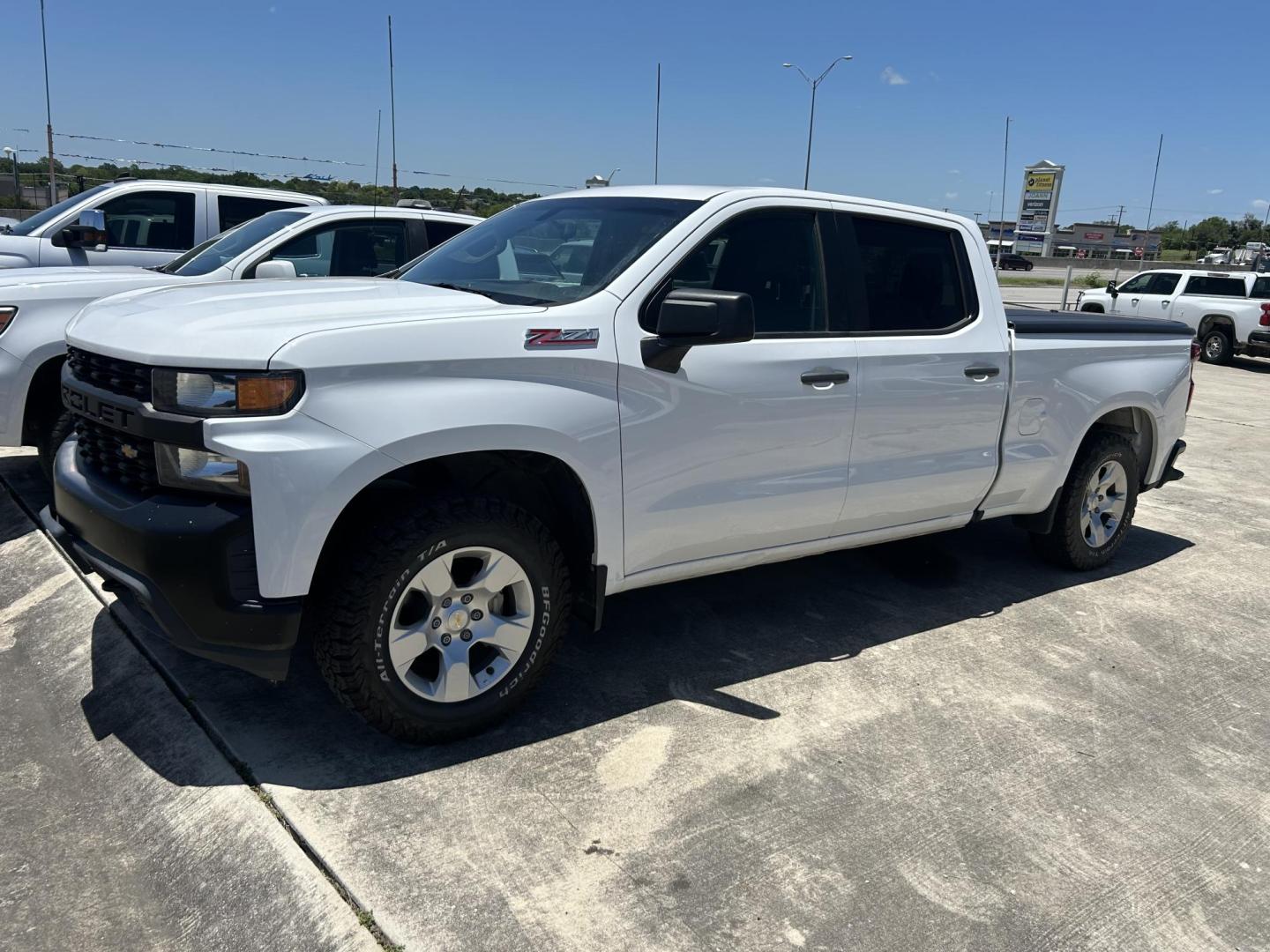 2020 White Chevrolet Silverado 1500 Work Truck Crew Cab Short Box 4WD (3GCUYAEF6LG) with an 5.3L V8 OHV 16V engine, 6A transmission, located at 1687 Business 35 S, New Braunfels, TX, 78130, (830) 625-7159, 29.655487, -98.051491 - Photo#0