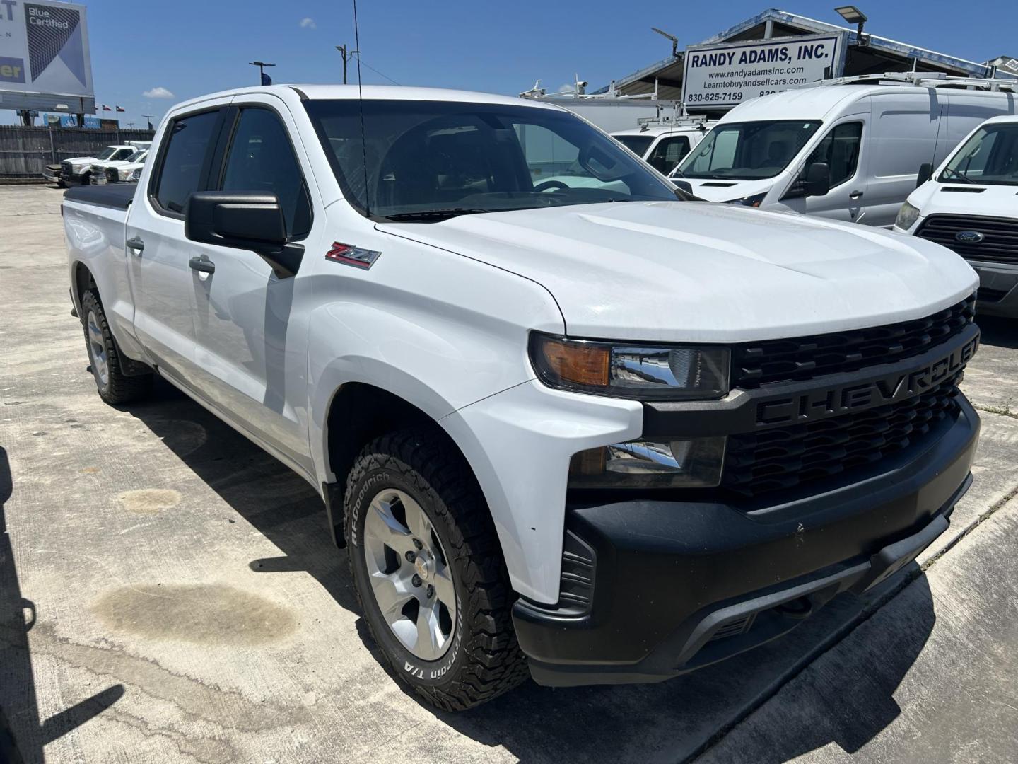 2020 White Chevrolet Silverado 1500 Work Truck Crew Cab Short Box 4WD (3GCUYAEF6LG) with an 5.3L V8 OHV 16V engine, 6A transmission, located at 1687 Business 35 S, New Braunfels, TX, 78130, (830) 625-7159, 29.655487, -98.051491 - Photo#1