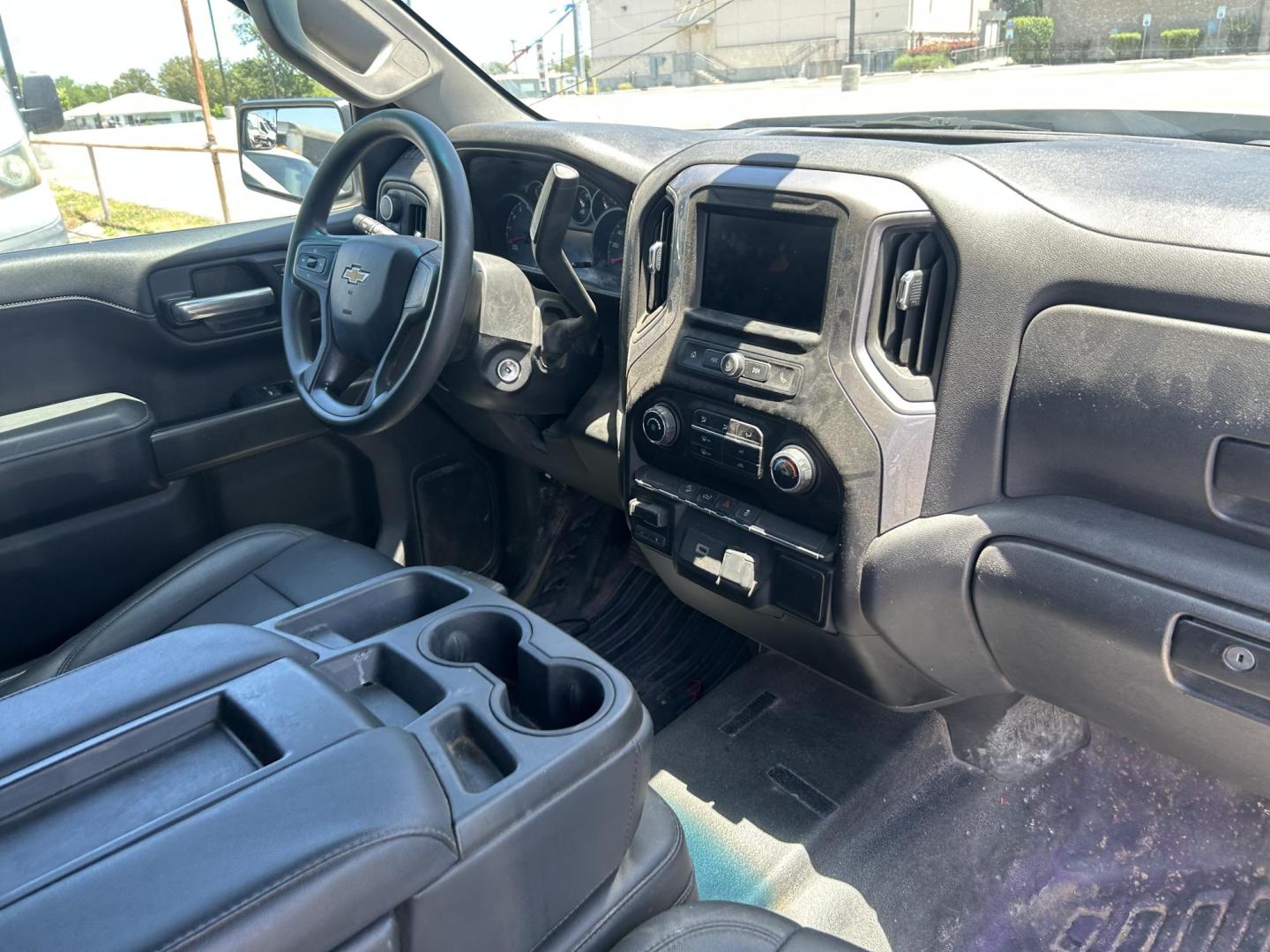 2020 White Chevrolet Silverado 1500 Work Truck Crew Cab Short Box 4WD (3GCUYAEF6LG) with an 5.3L V8 OHV 16V engine, 6A transmission, located at 1687 Business 35 S, New Braunfels, TX, 78130, (830) 625-7159, 29.655487, -98.051491 - Photo#4