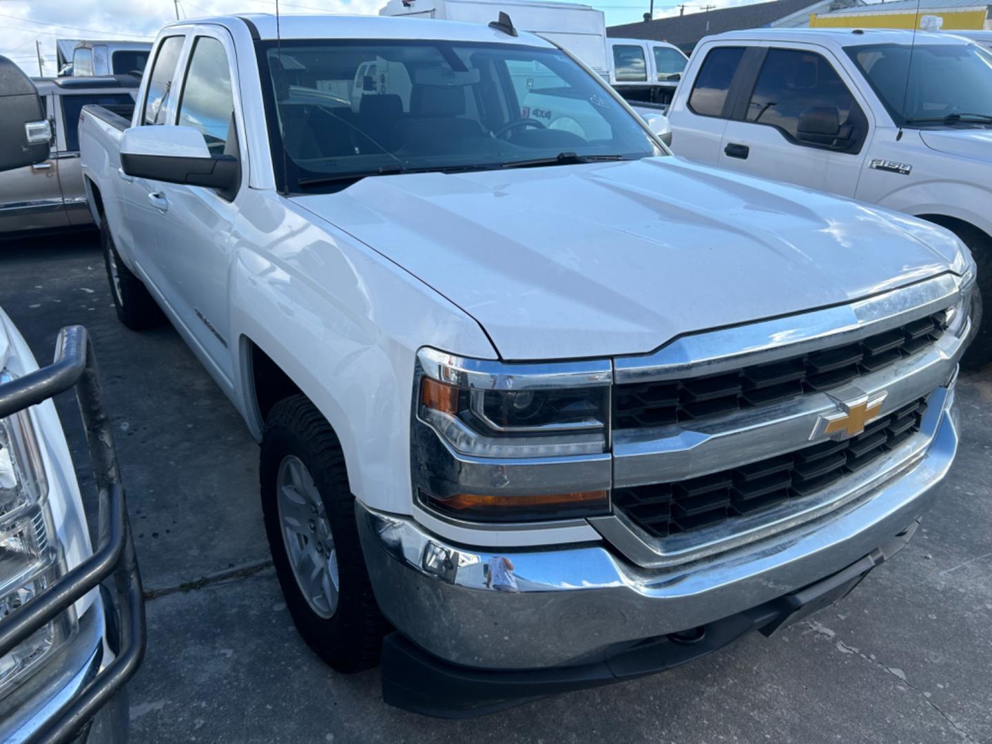 2019 White Chevrolet Silverado 1500 Work Truck Double Cab 4WD (2GCVKPEC1K1) with an 5.3L V8 OHV 16V engine, 6A transmission, located at 1687 Business 35 S, New Braunfels, TX, 78130, (830) 625-7159, 29.655487, -98.051491 - Photo#1