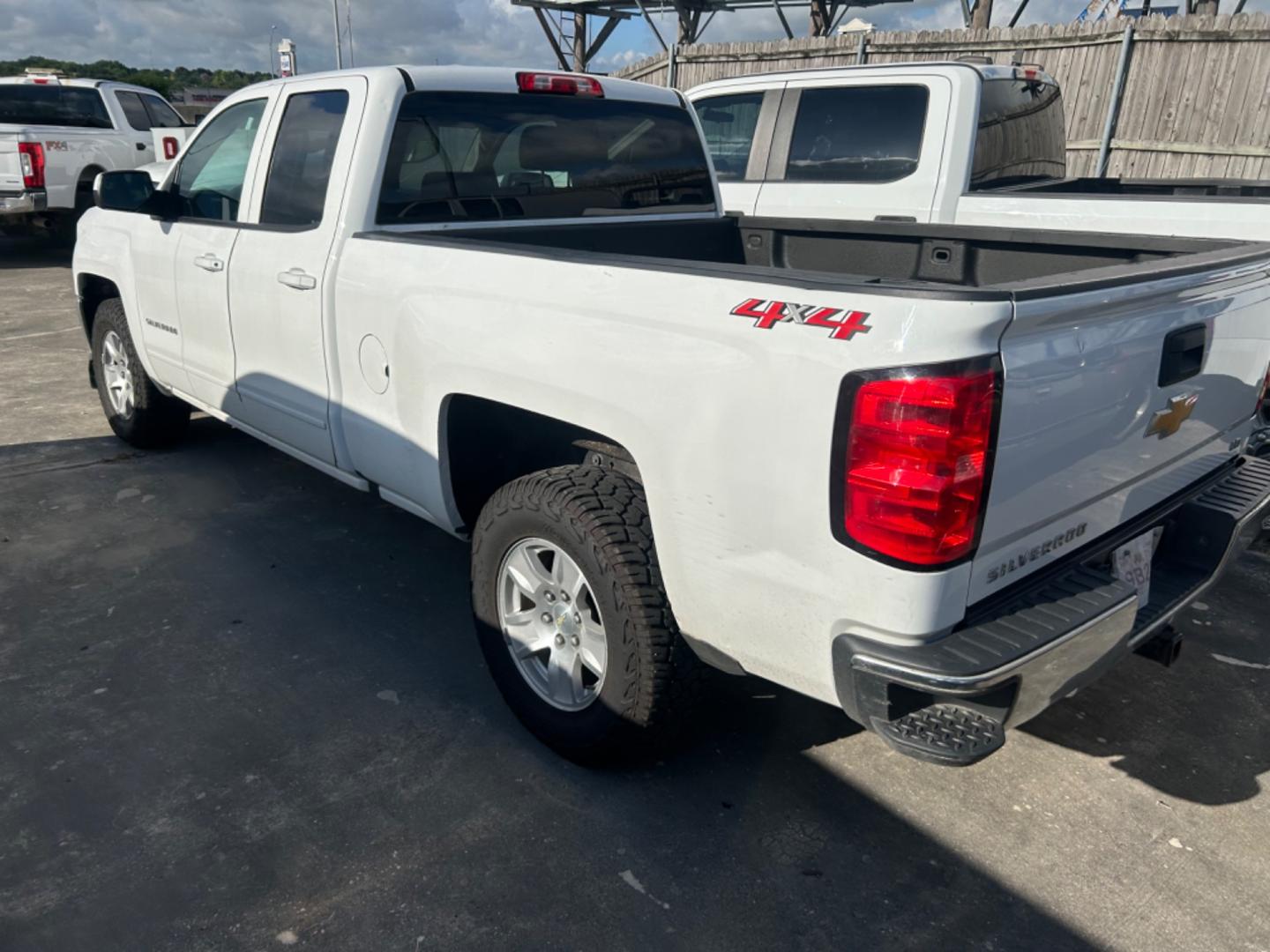 2019 White Chevrolet Silverado 1500 Work Truck Double Cab 4WD (2GCVKPEC1K1) with an 5.3L V8 OHV 16V engine, 6A transmission, located at 1687 Business 35 S, New Braunfels, TX, 78130, (830) 625-7159, 29.655487, -98.051491 - Photo#7