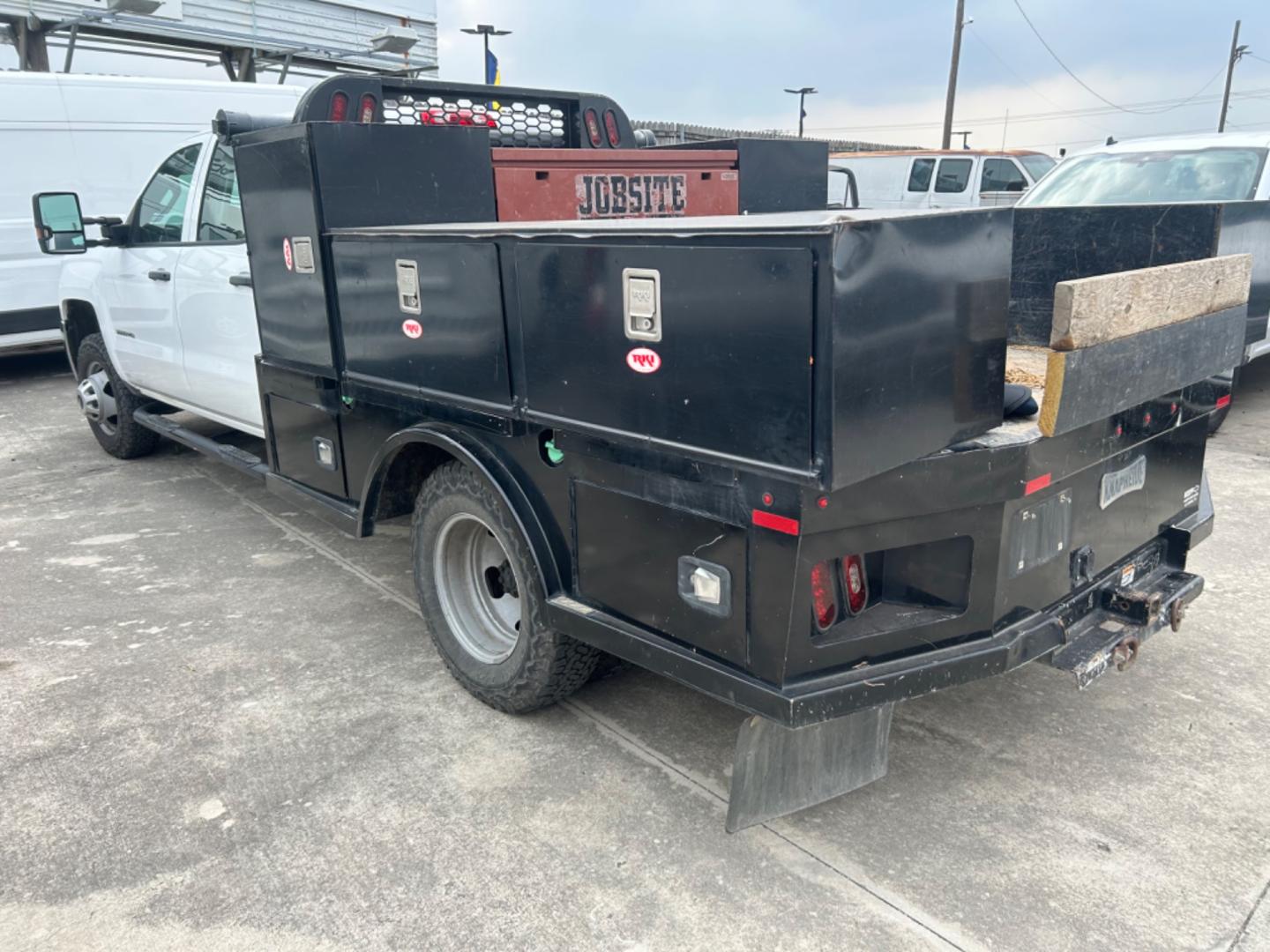 2019 White Chevrolet Silverado 3500HD Work Truck Crew Cab 4WD (1GB4KVCY5KF) with an 6.6L V8 OHV 32V TURBO DIESEL engine, 6A transmission, located at 1687 Business 35 S, New Braunfels, TX, 78130, (830) 625-7159, 29.655487, -98.051491 - Photo#5