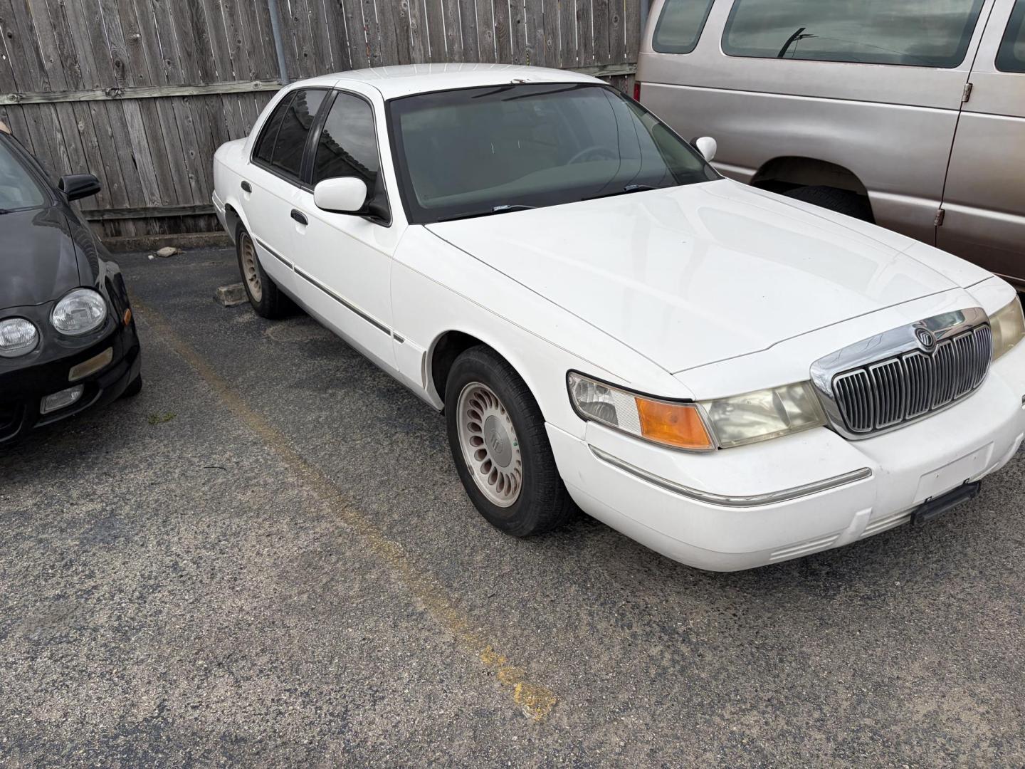 2001 White Mercury Grand Marquis (2MEFM75W21X) , located at 1687 Business 35 S, New Braunfels, TX, 78130, (830) 625-7159, 29.655487, -98.051491 - Photo#1
