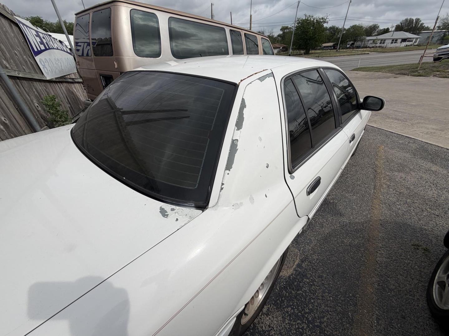 2001 White Mercury Grand Marquis (2MEFM75W21X) , located at 1687 Business 35 S, New Braunfels, TX, 78130, (830) 625-7159, 29.655487, -98.051491 - Photo#6