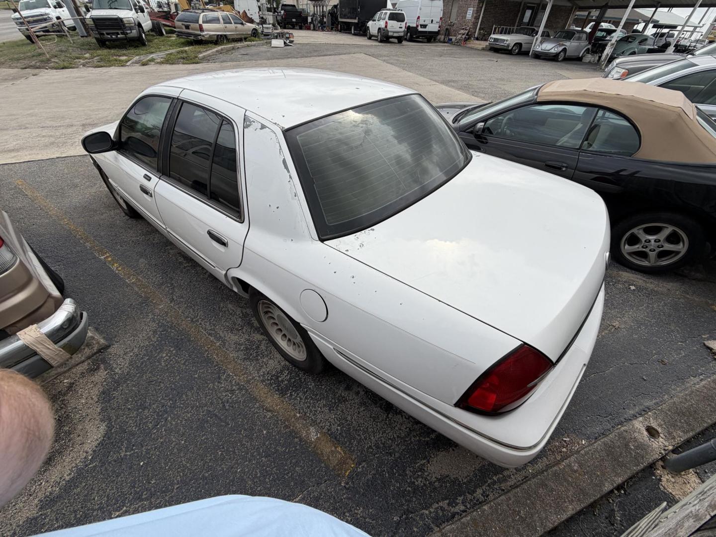 2001 White Mercury Grand Marquis (2MEFM75W21X) , located at 1687 Business 35 S, New Braunfels, TX, 78130, (830) 625-7159, 29.655487, -98.051491 - Photo#4
