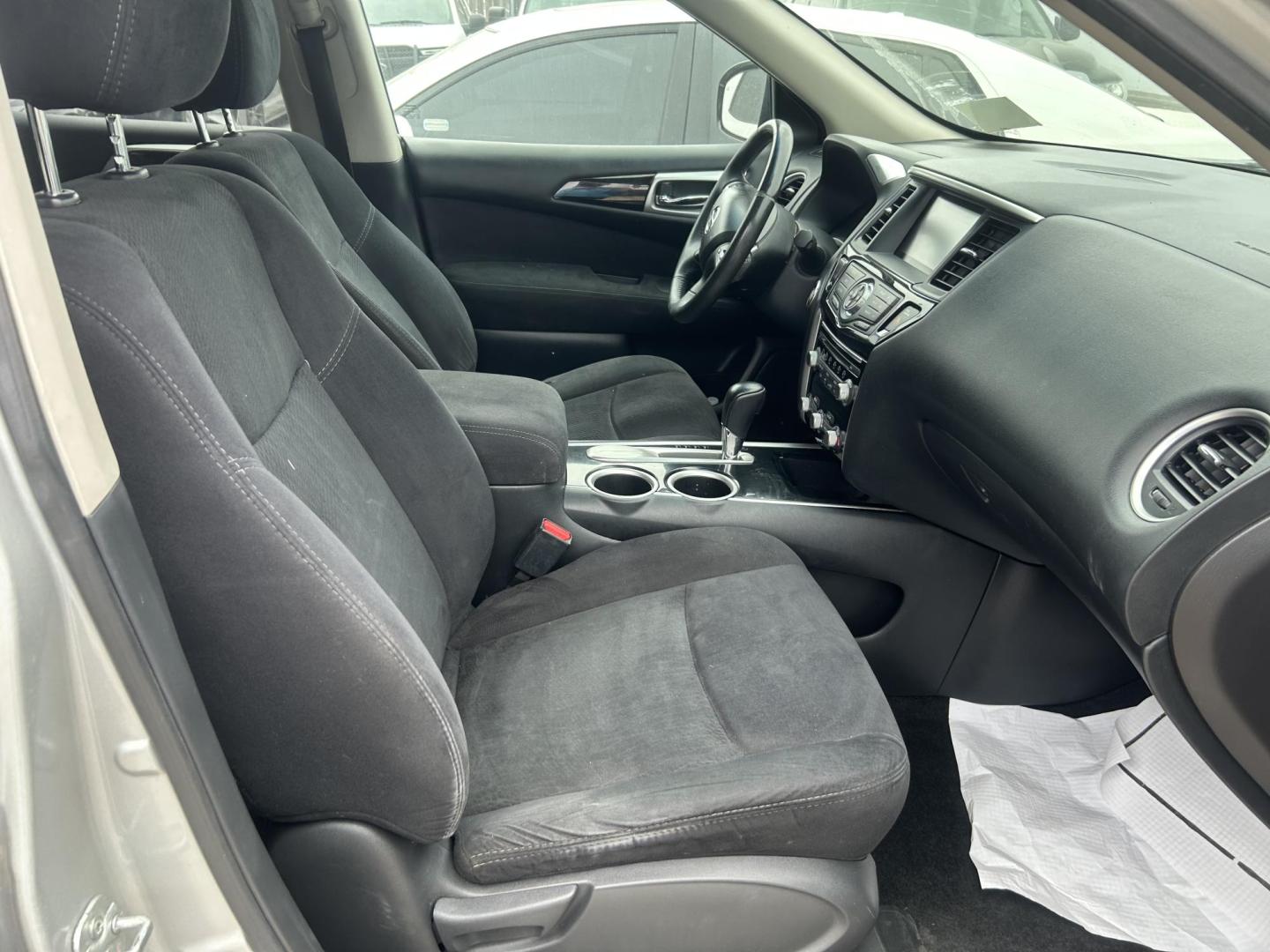 2015 Silver Nissan Pathfinder (5N1AR2MN9FC) with an 3.5L V6 F DOHC 24V engine, Automatic transmission, located at 1687 Business 35 S, New Braunfels, TX, 78130, (830) 625-7159, 29.655487, -98.051491 - Photo#2