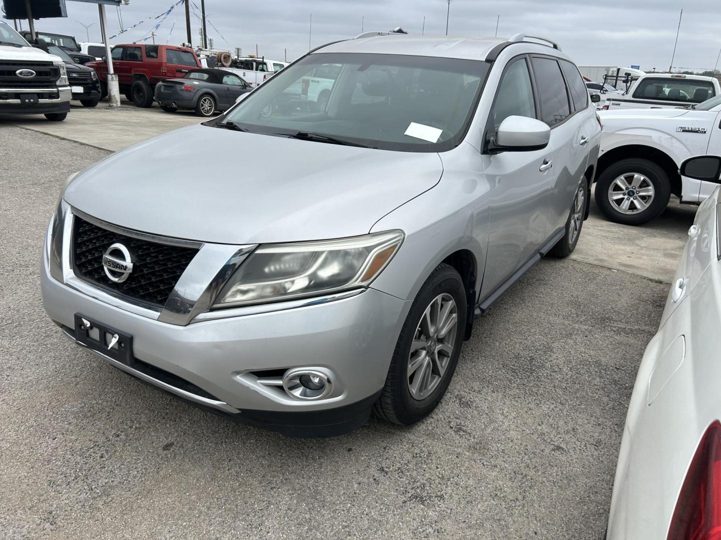 2015 Silver Nissan Pathfinder (5N1AR2MN9FC) with an 3.5L V6 F DOHC 24V engine, Automatic transmission, located at 1687 Business 35 S, New Braunfels, TX, 78130, (830) 625-7159, 29.655487, -98.051491 - Photo#0
