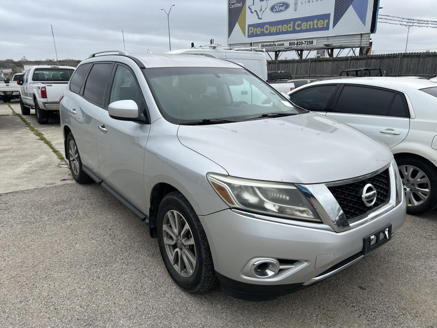 2015 Silver Nissan Pathfinder (5N1AR2MN9FC) with an 3.5L V6 F DOHC 24V engine, Automatic transmission, located at 1687 Business 35 S, New Braunfels, TX, 78130, (830) 625-7159, 29.655487, -98.051491 - Photo#1