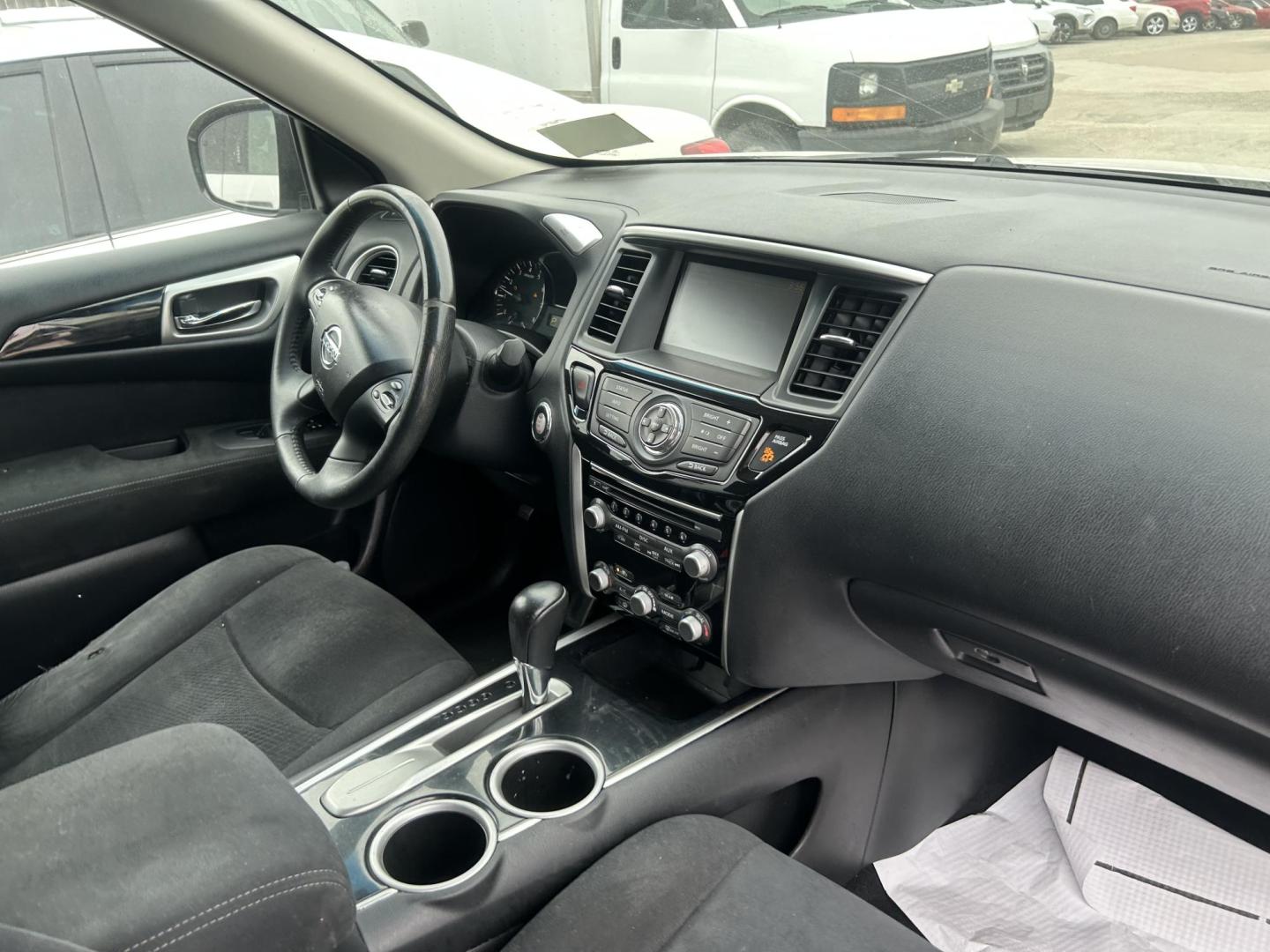 2015 Silver Nissan Pathfinder (5N1AR2MN9FC) with an 3.5L V6 F DOHC 24V engine, Automatic transmission, located at 1687 Business 35 S, New Braunfels, TX, 78130, (830) 625-7159, 29.655487, -98.051491 - Photo#3