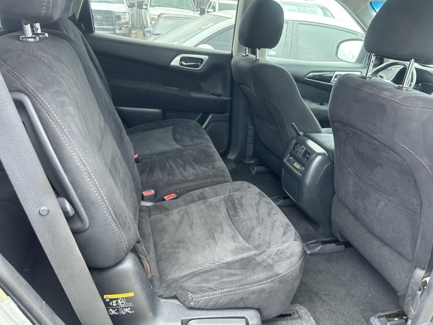 2015 Silver Nissan Pathfinder (5N1AR2MN9FC) with an 3.5L V6 F DOHC 24V engine, Automatic transmission, located at 1687 Business 35 S, New Braunfels, TX, 78130, (830) 625-7159, 29.655487, -98.051491 - Photo#4