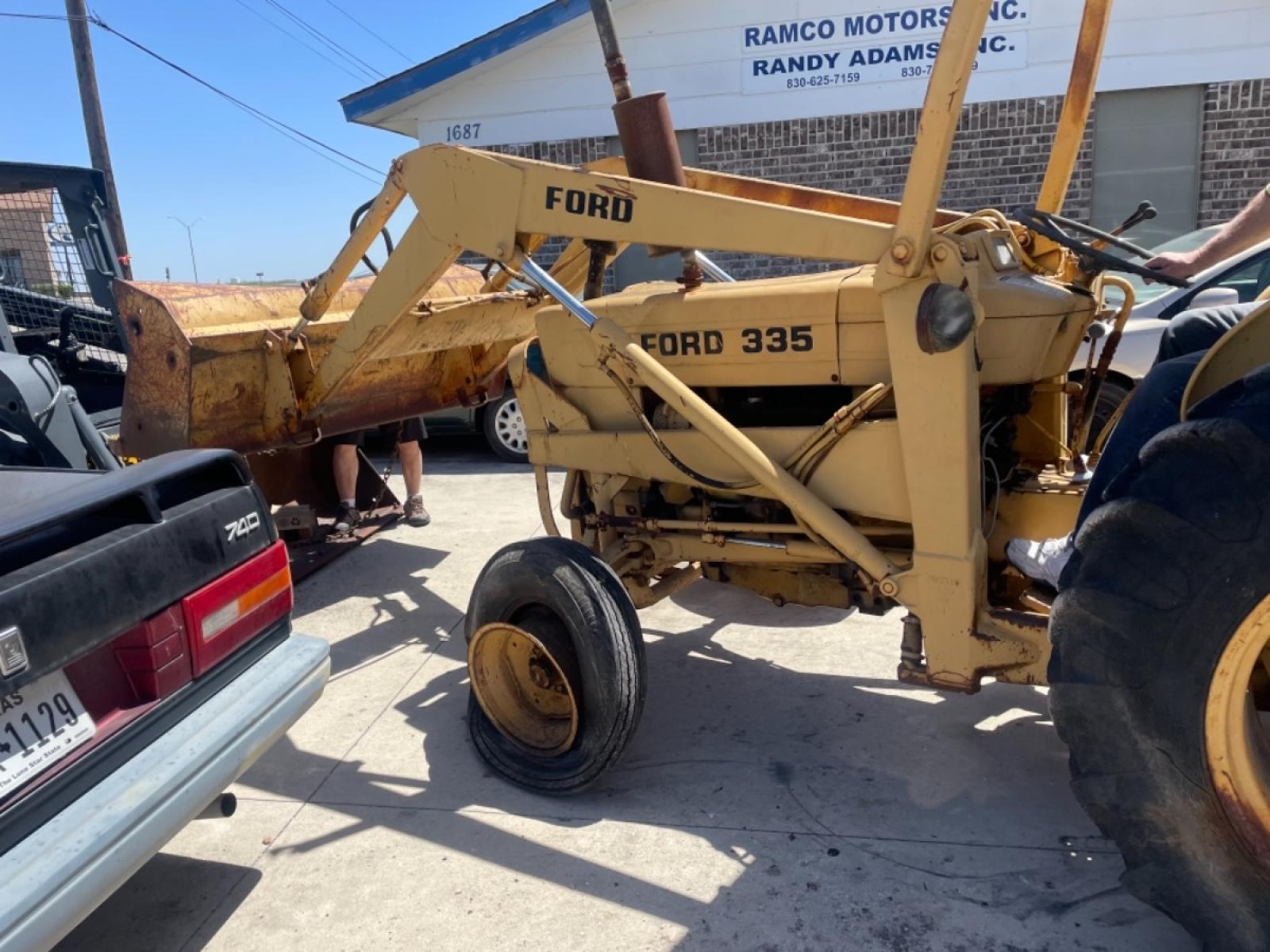 1978 Yellow /Yellow Ford Tractor (C558709) with an 335 engine, located at 1687 Business 35 S, New Braunfels, TX, 78130, (830) 625-7159, 29.655487, -98.051491 - Photo #4