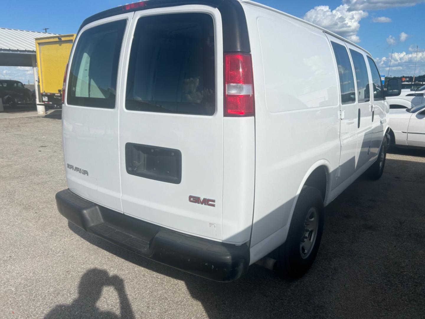 2021 White GMC Savana G2500 Cargo (1GTW7AFP3M1) with an 4.3L V6 engine, 6A transmission, located at 1687 Business 35 S, New Braunfels, TX, 78130, (830) 625-7159, 29.655487, -98.051491 - Photo#5