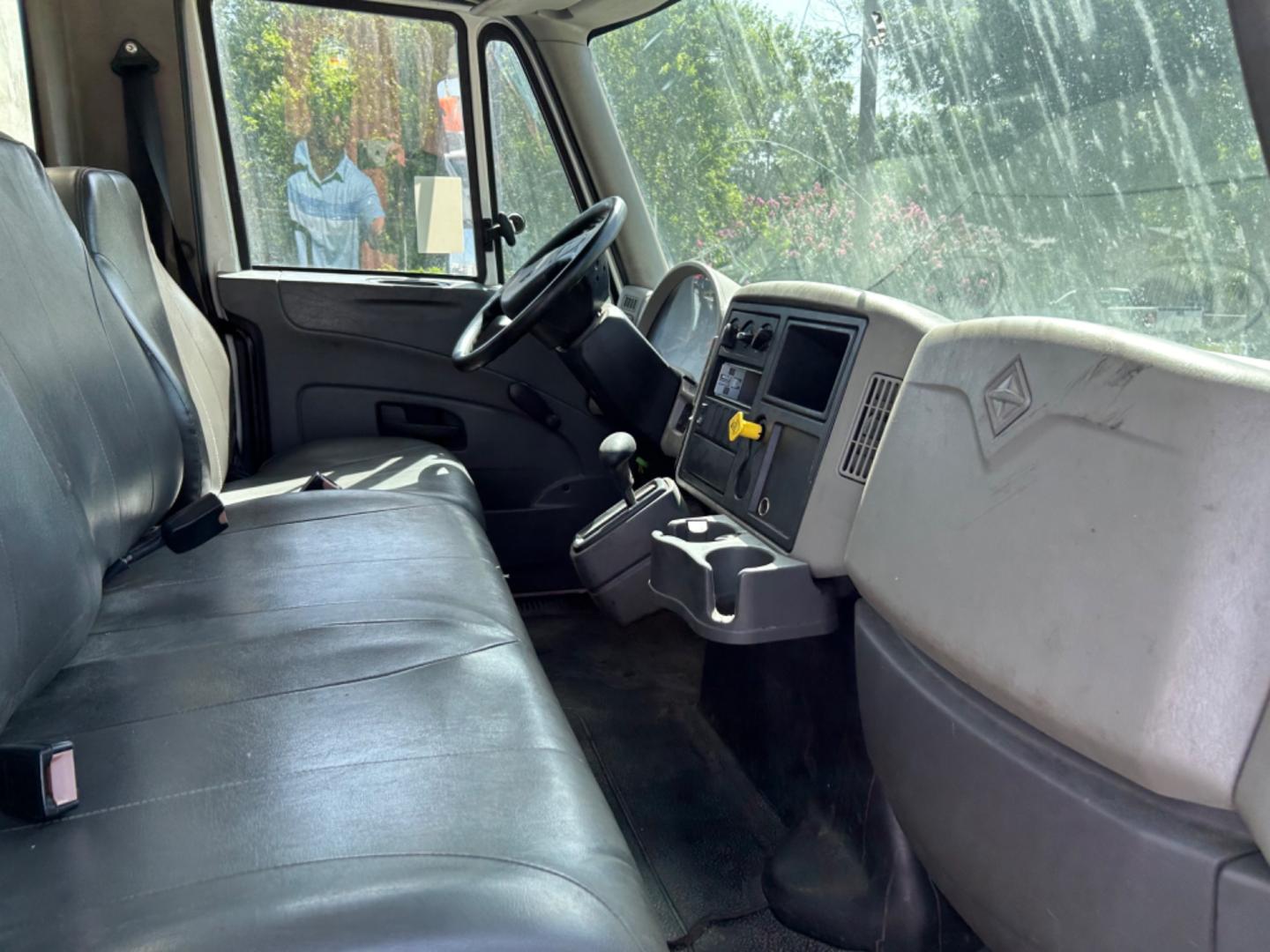 2019 White International DuraStar 4300 - (3HAMMMML1KL) with an 6.7L 6 engine, Automatic transmission, located at 1687 Business 35 S, New Braunfels, TX, 78130, (830) 625-7159, 29.655487, -98.051491 - Rebuilt turbo injection pump and head reworked ready for your next load. - Photo#3