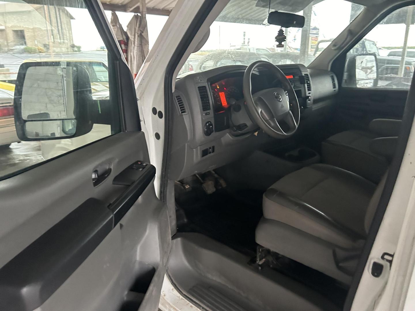 2017 White Nissan NV Cargo (1N6BF0KM1HN) with an 4.0L V6 F DOHC 24V engine, AUTOMATIC transmission, located at 1687 Business 35 S, New Braunfels, TX, 78130, (830) 625-7159, 29.655487, -98.051491 - Photo#4