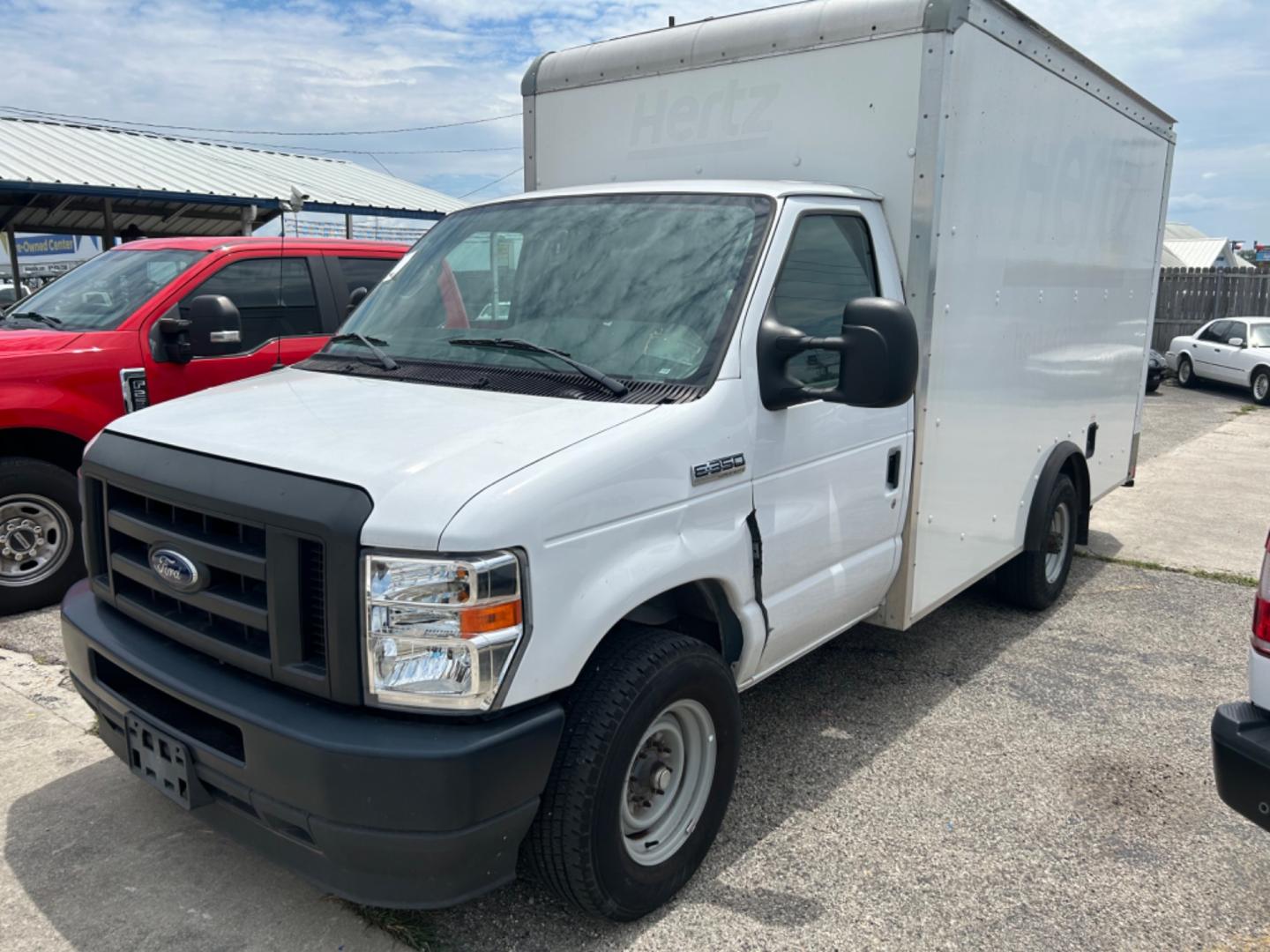 2022 White Ford Econoline E-350 Super Duty (1FDWE3FK5ND) with an 7.3LV8 OHV 16V engine, located at 1687 Business 35 S, New Braunfels, TX, 78130, (830) 625-7159, 29.655487, -98.051491 - Photo#0
