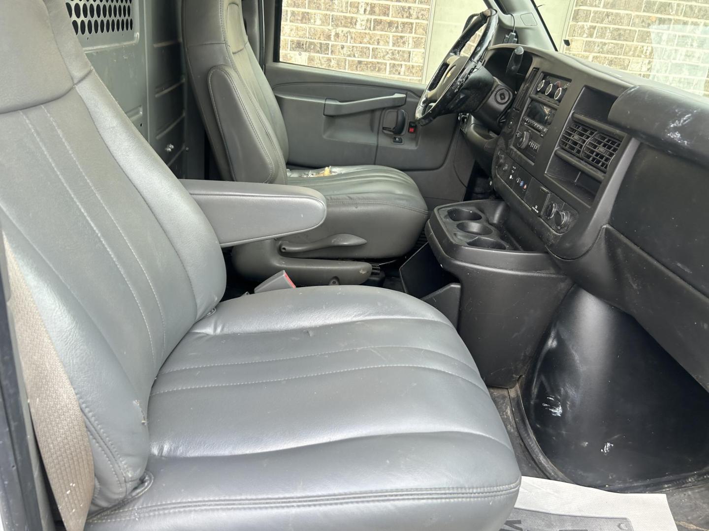 2018 White Chevrolet Express 2500 Cargo (1GCWGAFG5J1) with an 6.0L V8 OHV 16V FFV engine, 6A transmission, located at 1687 Business 35 S, New Braunfels, TX, 78130, (830) 625-7159, 29.655487, -98.051491 - Photo#1