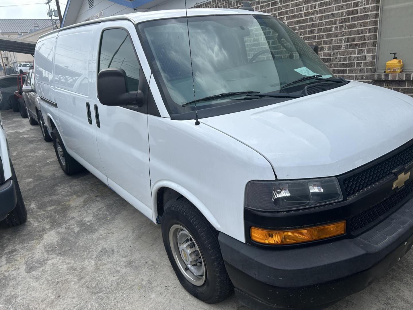 2018 White Chevrolet Express 2500 Cargo (1GCWGAFG5J1) with an 6.0L V8 OHV 16V FFV engine, 6A transmission, located at 1687 Business 35 S, New Braunfels, TX, 78130, (830) 625-7159, 29.655487, -98.051491 - Photo#2