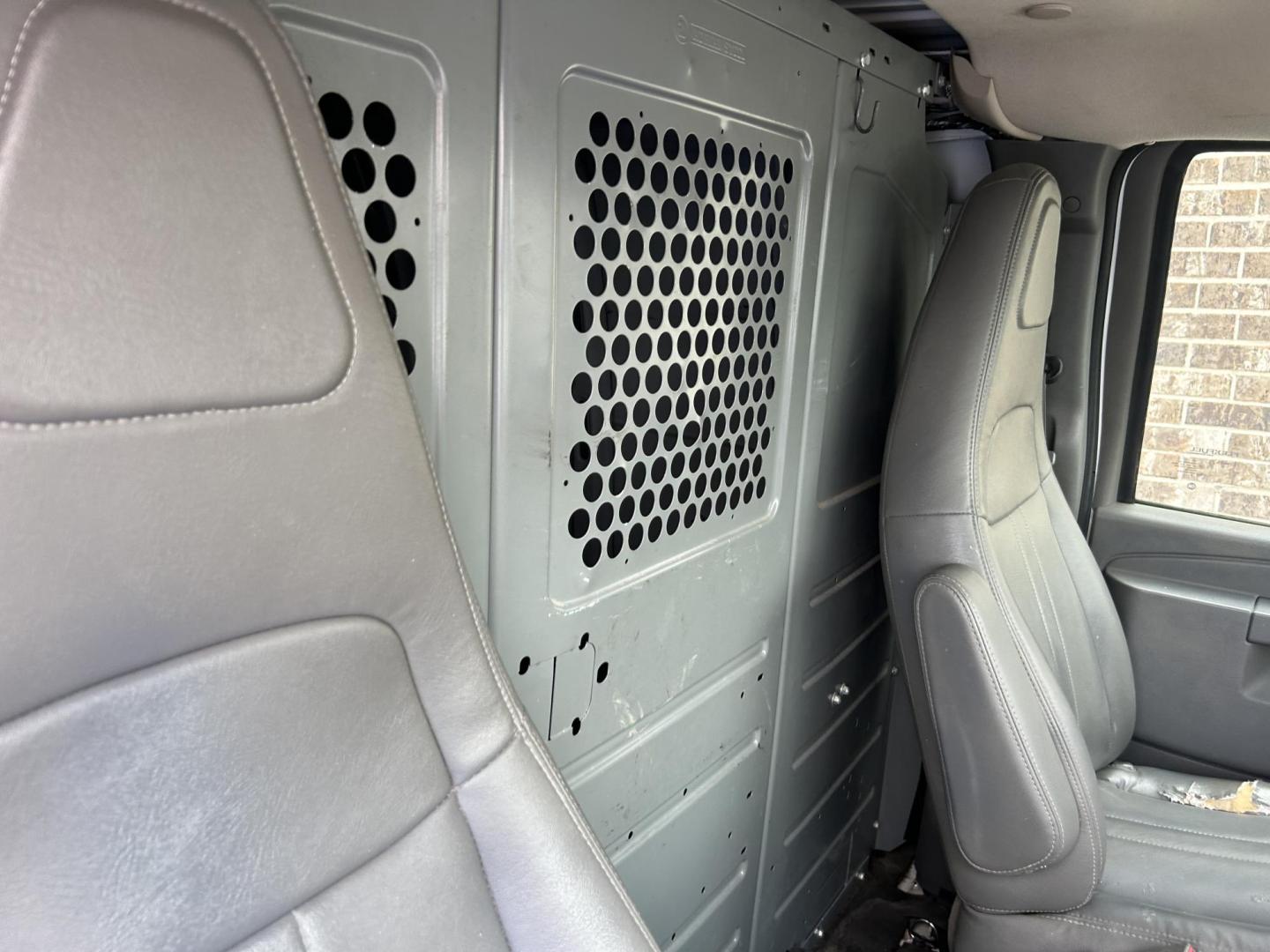 2018 White Chevrolet Express 2500 Cargo (1GCWGAFG5J1) with an 6.0L V8 OHV 16V FFV engine, 6A transmission, located at 1687 Business 35 S, New Braunfels, TX, 78130, (830) 625-7159, 29.655487, -98.051491 - Photo#5