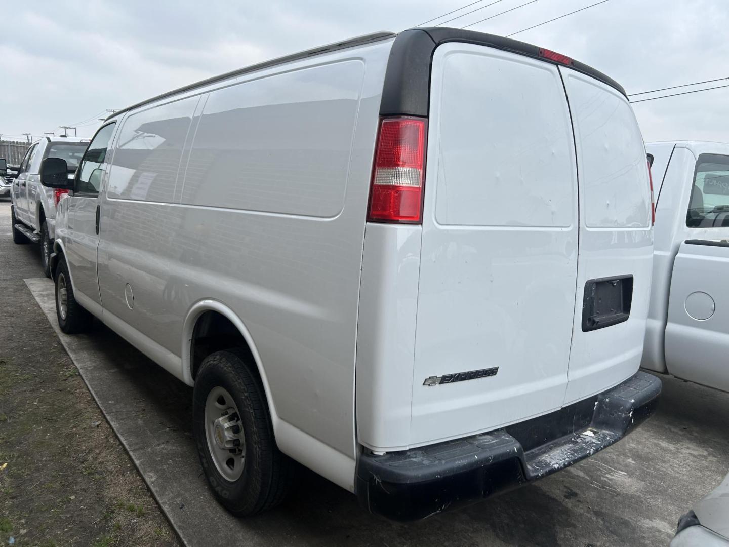 2018 White Chevrolet Express 2500 Cargo (1GCWGAFG5J1) with an 6.0L V8 OHV 16V FFV engine, 6A transmission, located at 1687 Business 35 S, New Braunfels, TX, 78130, (830) 625-7159, 29.655487, -98.051491 - Photo#7