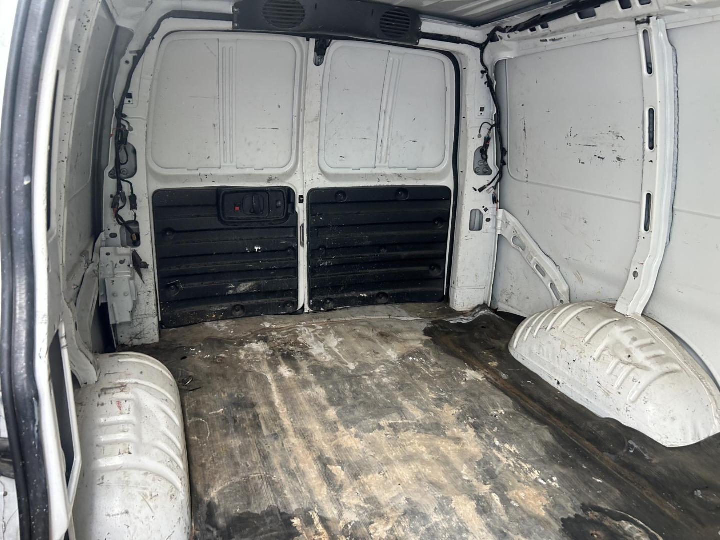 2018 White Chevrolet Express 2500 Cargo (1GCWGAFG5J1) with an 6.0L V8 OHV 16V FFV engine, 6A transmission, located at 1687 Business 35 S, New Braunfels, TX, 78130, (830) 625-7159, 29.655487, -98.051491 - Photo#9