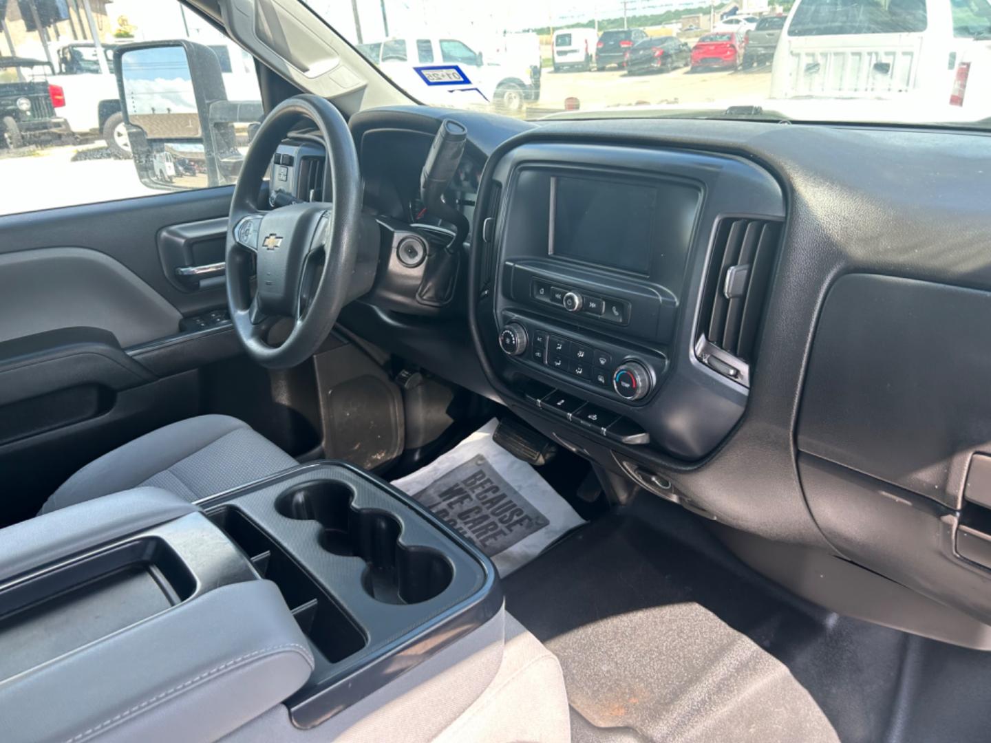 2019 White Chevrolet Silverado 2500HD Work Truck Double Cab 4WD (2GC2KREG9K1) with an 6.0L V8 OHV 16V engine, 6A transmission, located at 1687 Business 35 S, New Braunfels, TX, 78130, (830) 625-7159, 29.655487, -98.051491 - Photo#3
