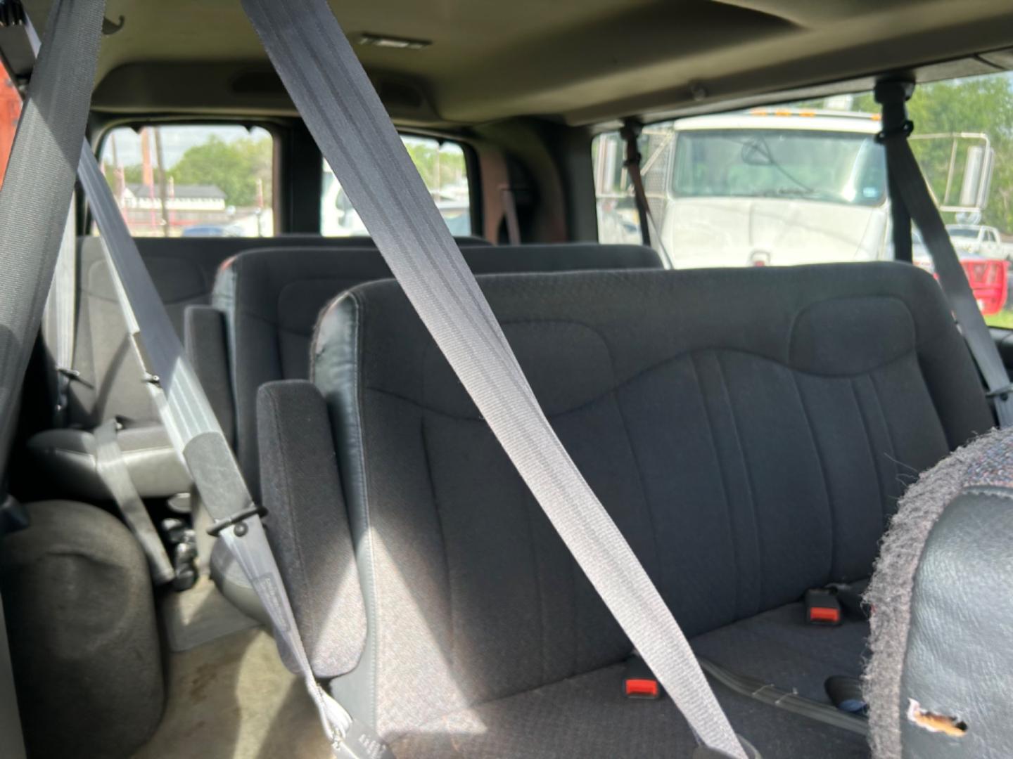 2001 White GMC Savana G3500 Extended (1GJHG39R411) with an 5.7L V8 OHV 16V engine, 4-Speed Automatic Overdrive transmission, located at 1687 Business 35 S, New Braunfels, TX, 78130, (830) 625-7159, 29.655487, -98.051491 - Photo#8
