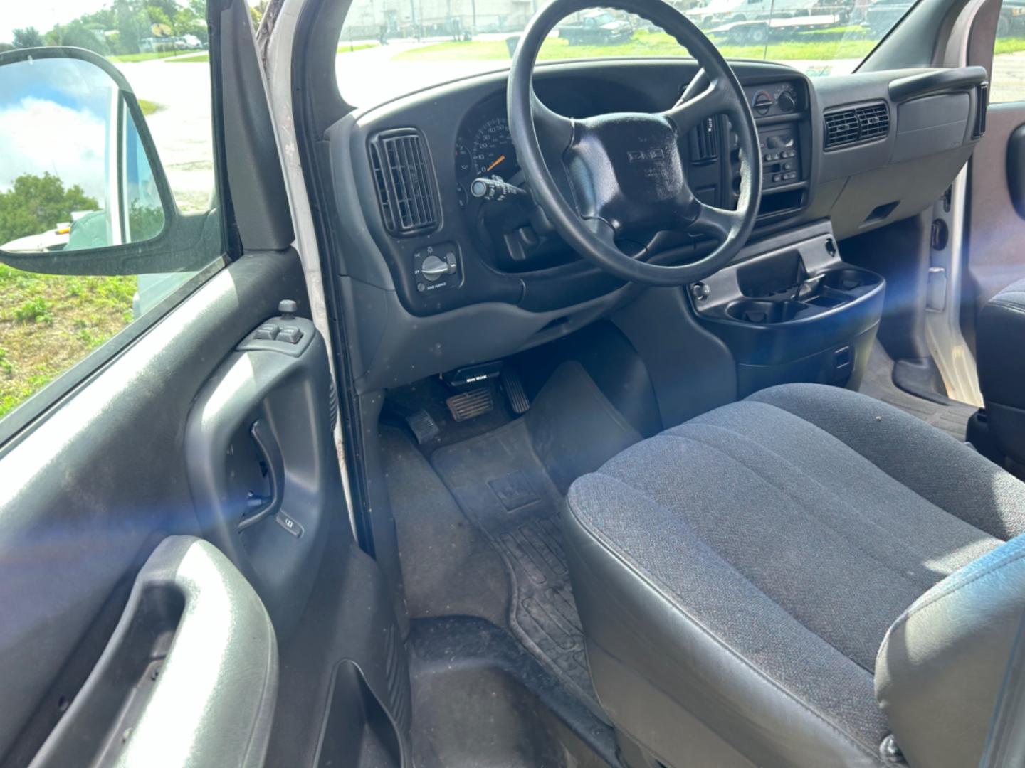 2001 White GMC Savana G3500 Extended (1GJHG39R411) with an 5.7L V8 OHV 16V engine, 4-Speed Automatic Overdrive transmission, located at 1687 Business 35 S, New Braunfels, TX, 78130, (830) 625-7159, 29.655487, -98.051491 - Photo#4