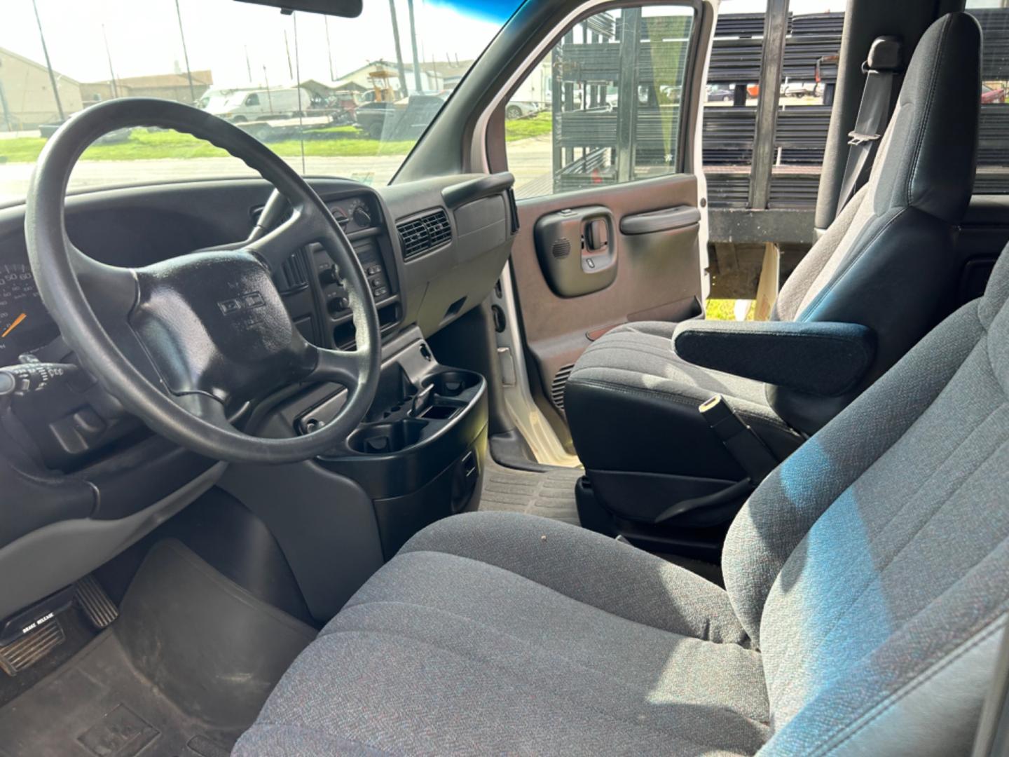 2001 White GMC Savana G3500 Extended (1GJHG39R411) with an 5.7L V8 OHV 16V engine, 4-Speed Automatic Overdrive transmission, located at 1687 Business 35 S, New Braunfels, TX, 78130, (830) 625-7159, 29.655487, -98.051491 - Photo#5