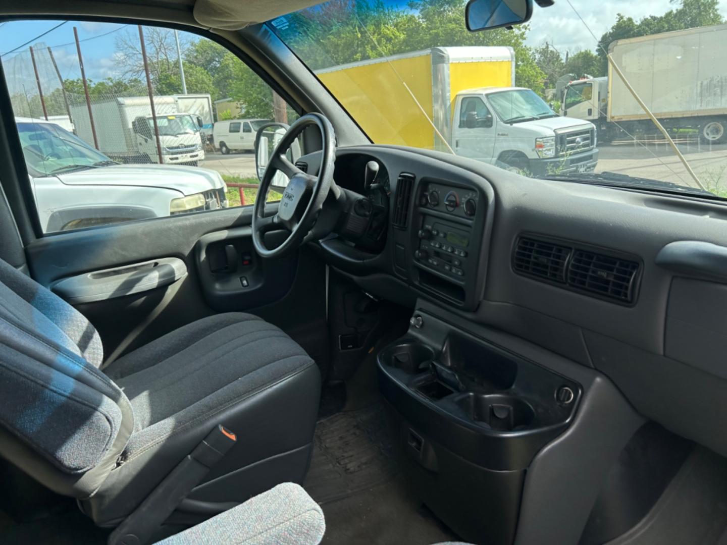2001 White GMC Savana G3500 Extended (1GJHG39R411) with an 5.7L V8 OHV 16V engine, 4-Speed Automatic Overdrive transmission, located at 1687 Business 35 S, New Braunfels, TX, 78130, (830) 625-7159, 29.655487, -98.051491 - Photo#10
