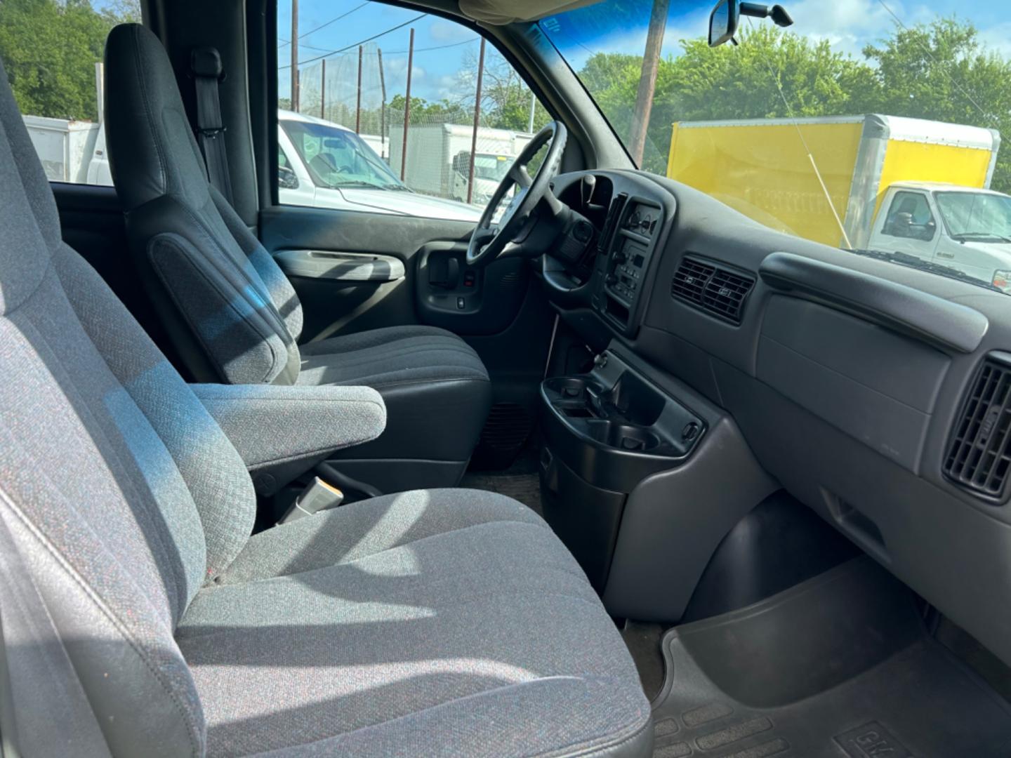 2001 White GMC Savana G3500 Extended (1GJHG39R411) with an 5.7L V8 OHV 16V engine, 4-Speed Automatic Overdrive transmission, located at 1687 Business 35 S, New Braunfels, TX, 78130, (830) 625-7159, 29.655487, -98.051491 - Photo#6